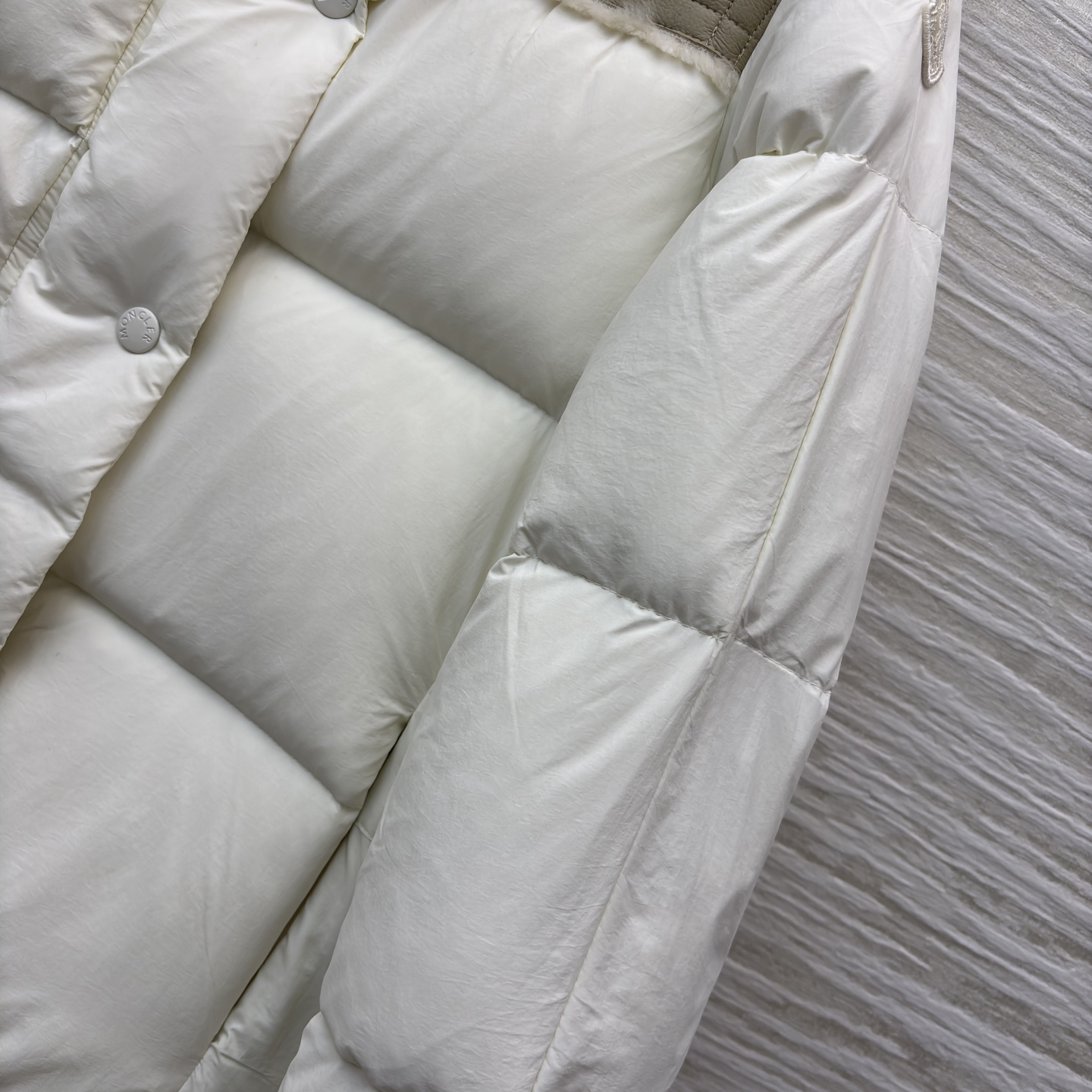 Mo立领拼接羽绒服 亮面拼接金属扣 细节M家标志性徽章一露 高级感直接拉满 蓬松度刚好不臃肿 敞开穿是随