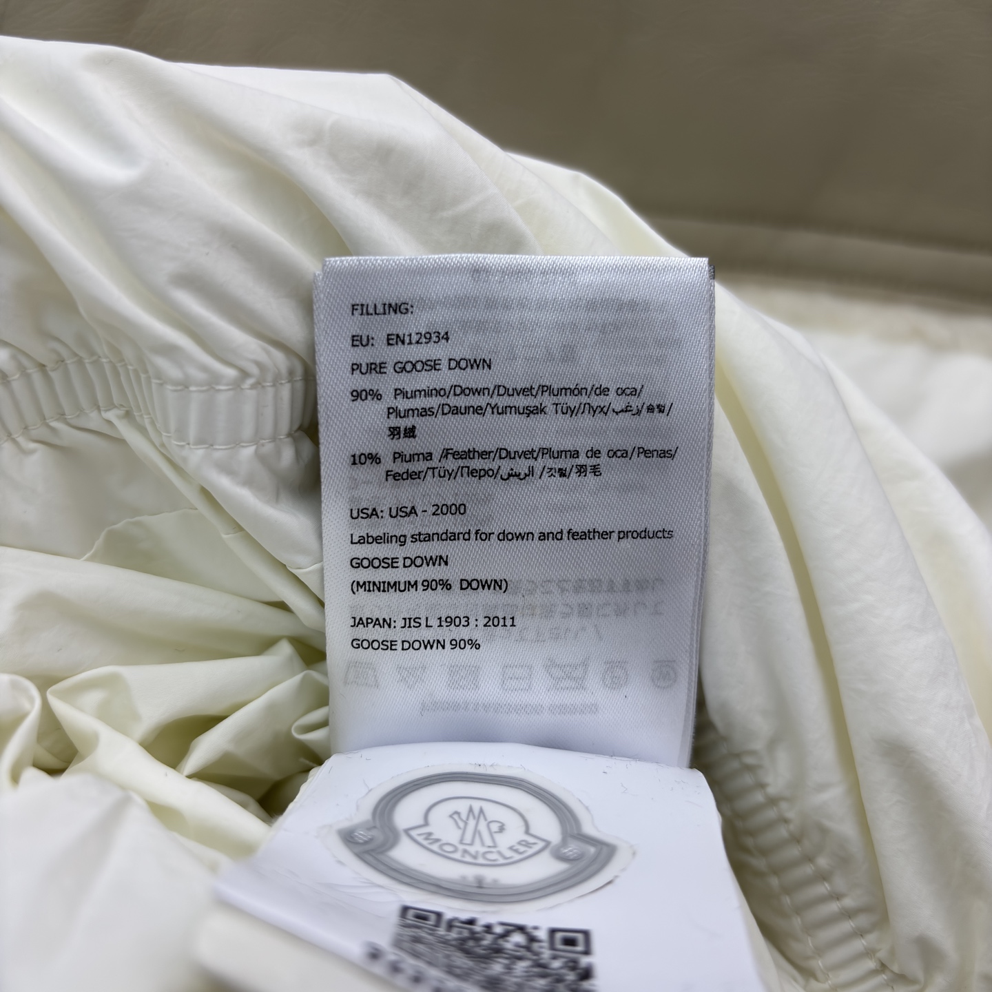 Mo立领拼接羽绒服 亮面拼接金属扣 细节M家标志性徽章一露 高级感直接拉满 蓬松度刚好不臃肿 敞开穿是随