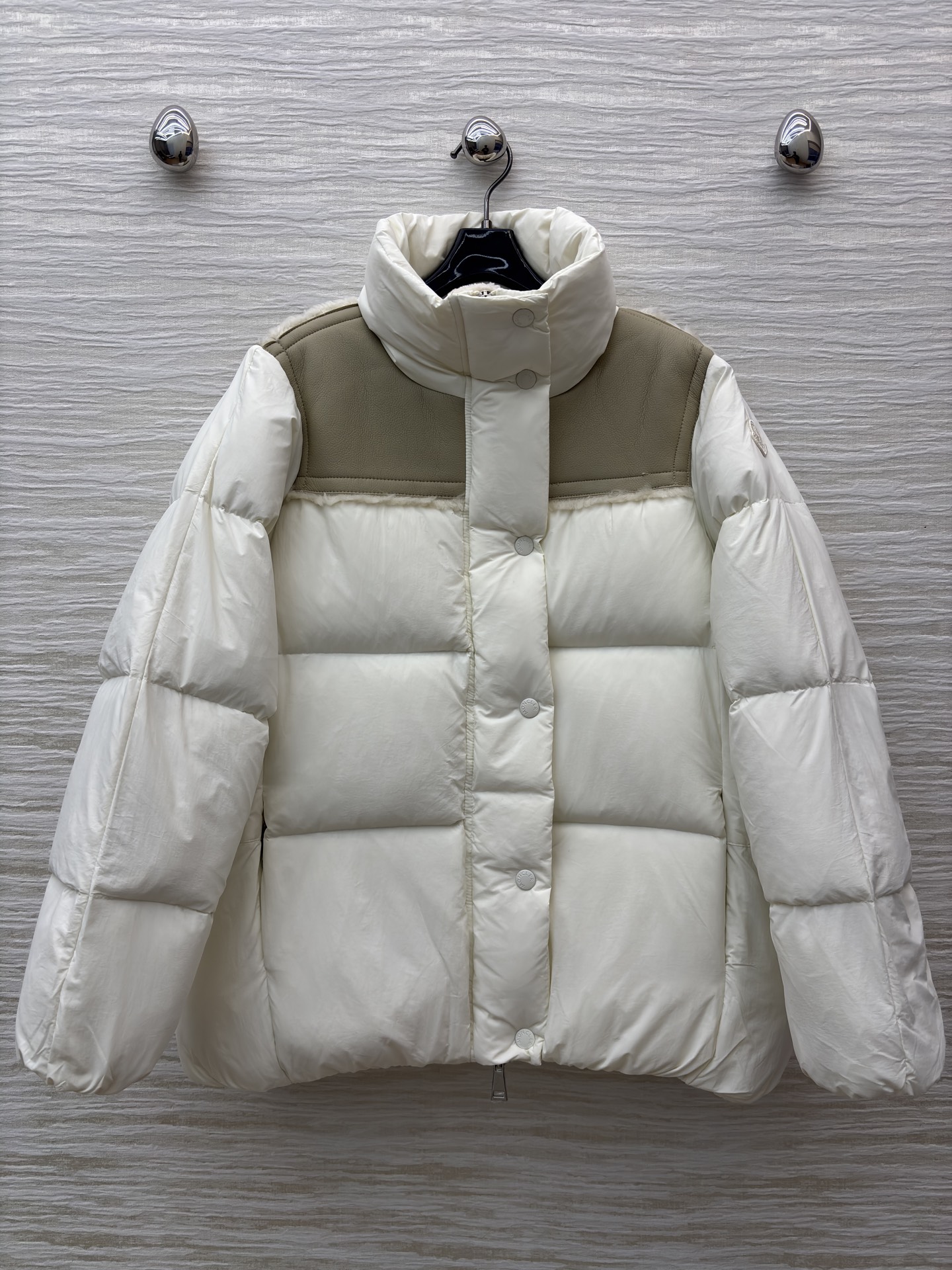 Mo立领拼接羽绒服 亮面拼接金属扣 细节M家标志性徽章一露 高级感直接拉满 蓬松度刚好不臃肿 敞开穿是随