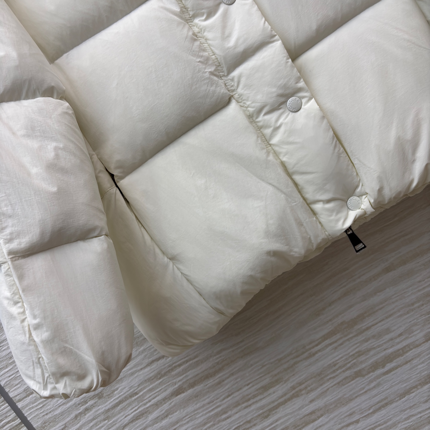 Mo立领拼接羽绒服 亮面拼接金属扣 细节M家标志性徽章一露 高级感直接拉满 蓬松度刚好不臃肿 敞开穿是随