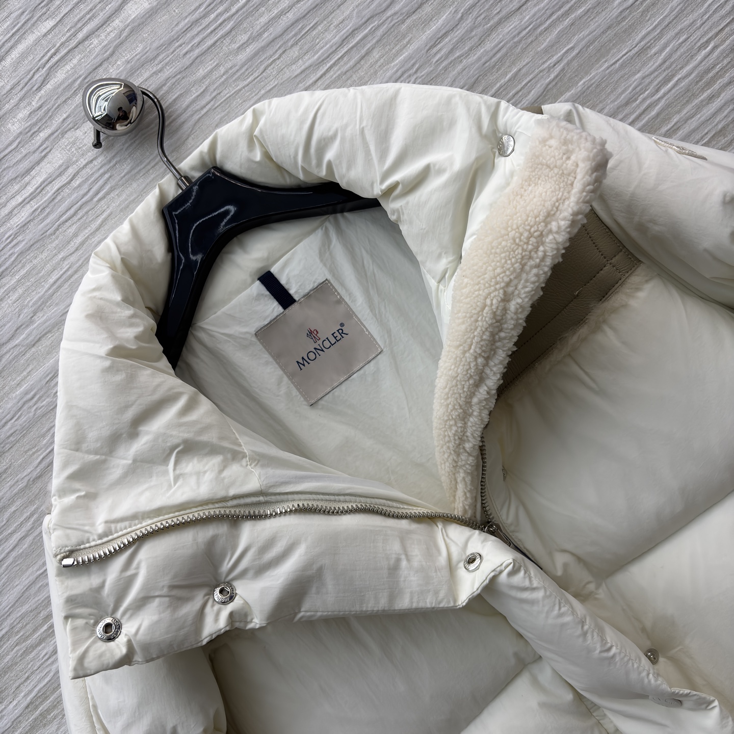 Mo立领拼接羽绒服 亮面拼接金属扣 细节M家标志性徽章一露 高级感直接拉满 蓬松度刚好不臃肿 敞开穿是随