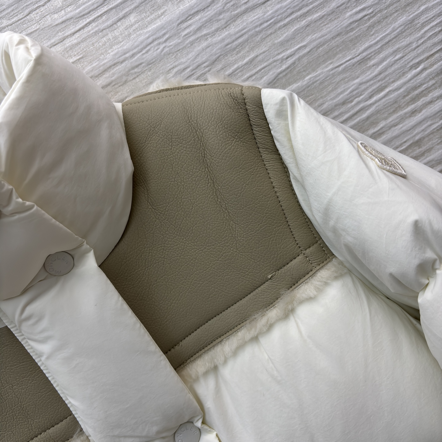 Mo立领拼接羽绒服 亮面拼接金属扣 细节M家标志性徽章一露 高级感直接拉满 蓬松度刚好不臃肿 敞开穿是随