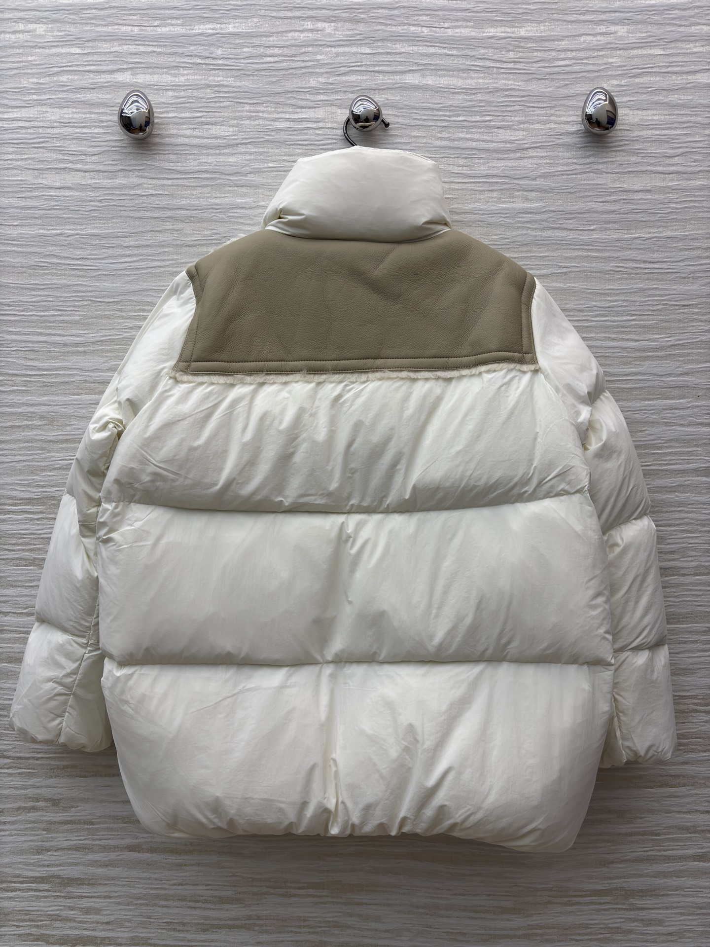 Mo立领拼接羽绒服 亮面拼接金属扣 细节M家标志性徽章一露 高级感直接拉满 蓬松度刚好不臃肿 敞开穿是随