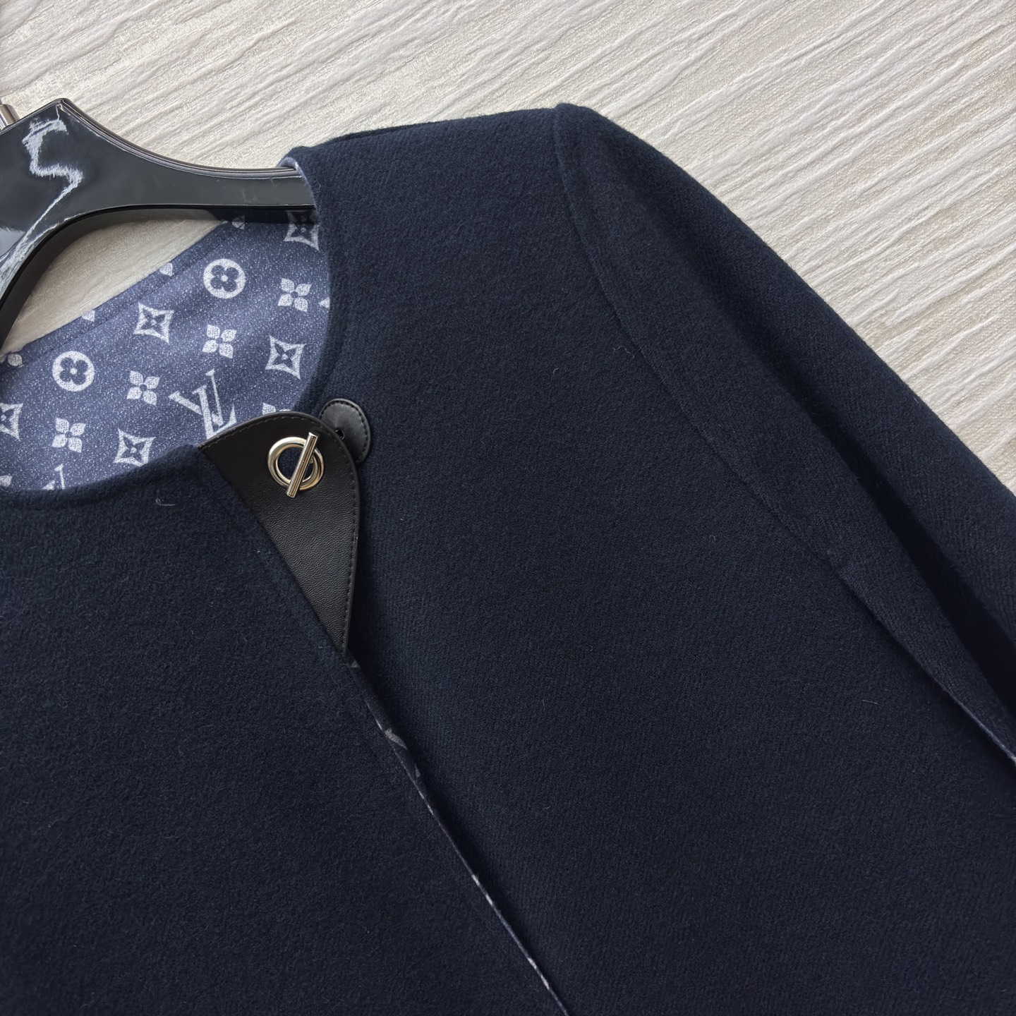 L家藏青斗篷 太戳贵气氛围感了！含羊毛 圆领简约廓形自带优雅滤镜 皮质搭扣和内衬老花细节暗戳戳显质感 秋