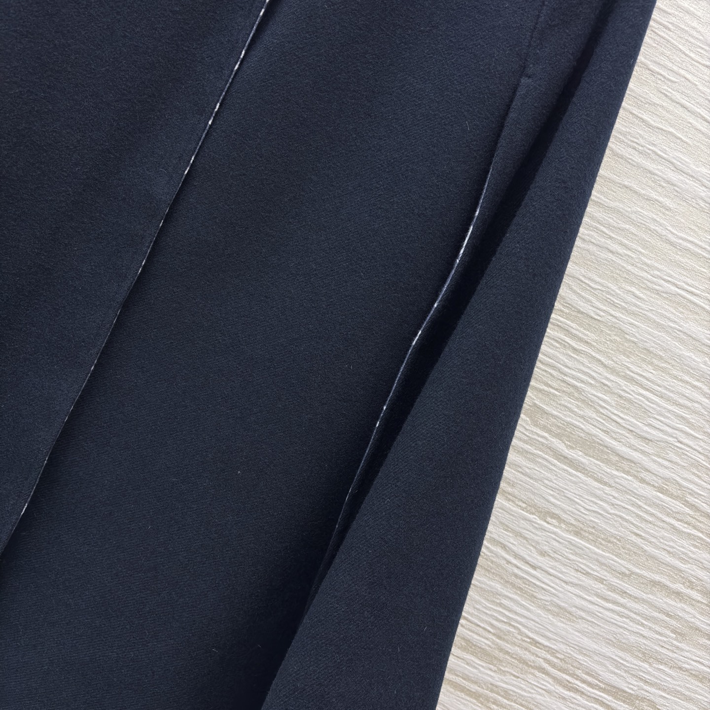 L家藏青斗篷 太戳贵气氛围感了！含羊毛 圆领简约廓形自带优雅滤镜 皮质搭扣和内衬老花细节暗戳戳显质感 秋