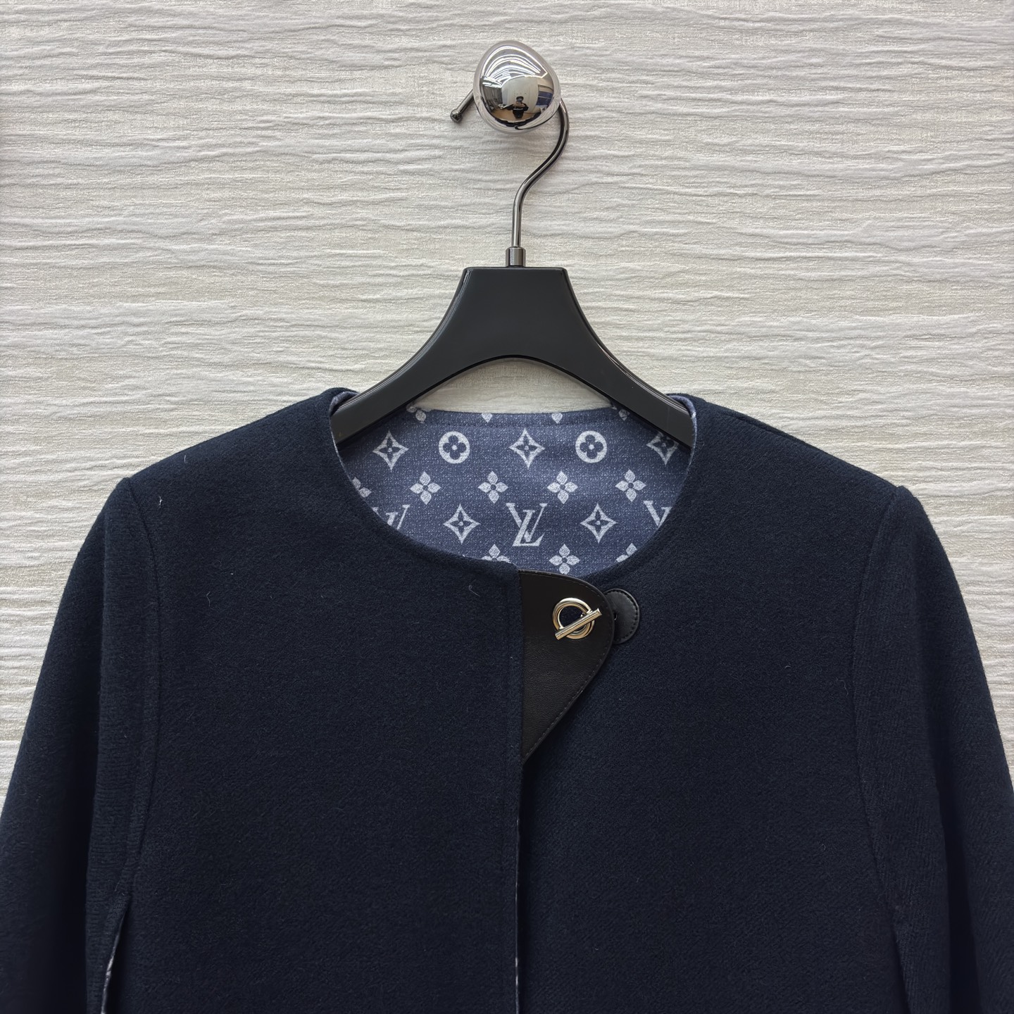 L家藏青斗篷 太戳贵气氛围感了！含羊毛 圆领简约廓形自带优雅滤镜 皮质搭扣和内衬老花细节暗戳戳显质感 秋