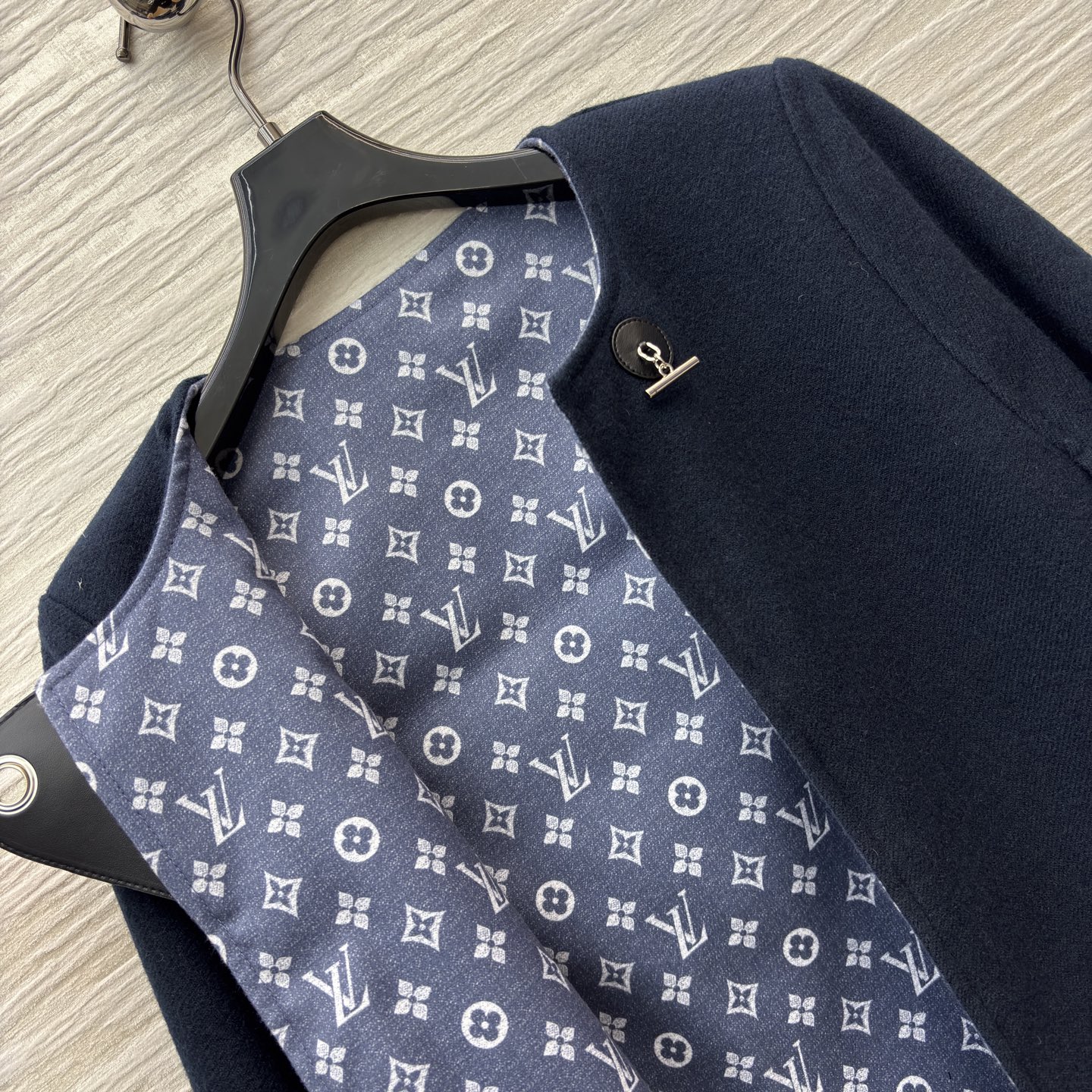 L家藏青斗篷 太戳贵气氛围感了！含羊毛 圆领简约廓形自带优雅滤镜 皮质搭扣和内衬老花细节暗戳戳显质感 秋