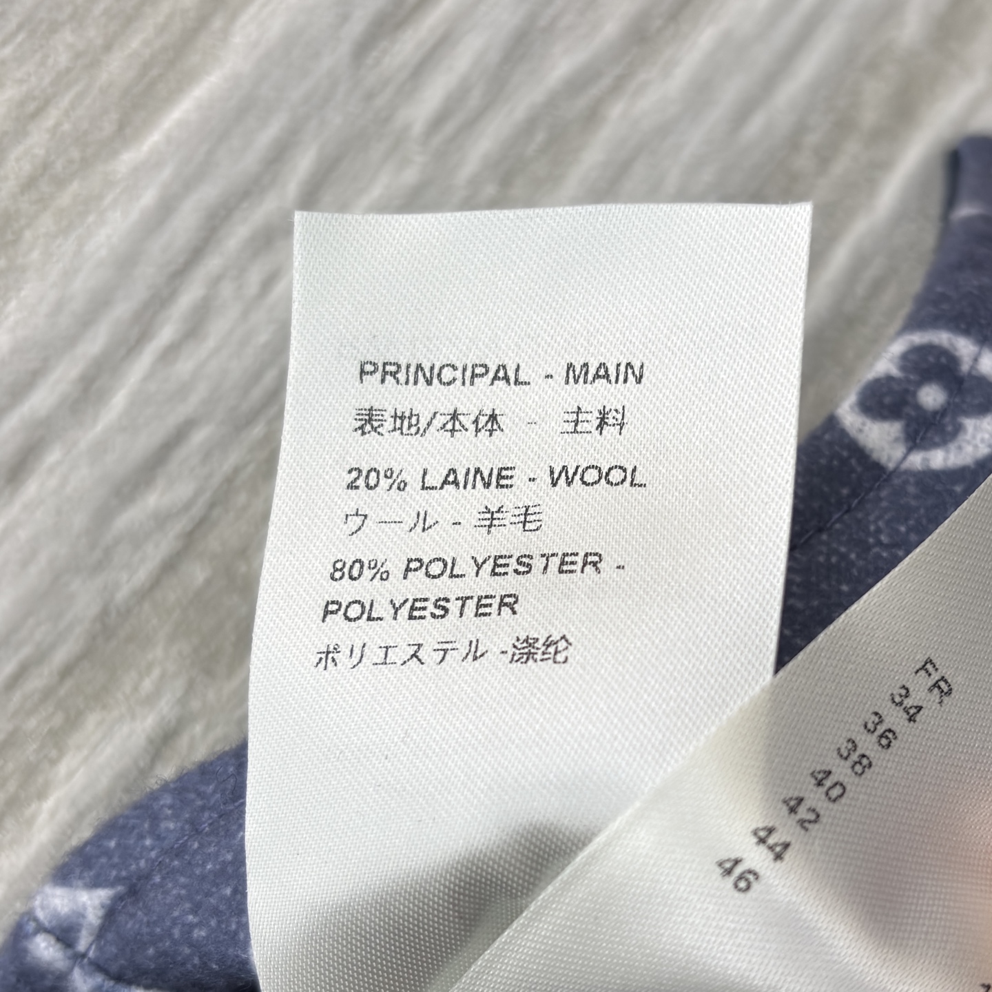 L家藏青斗篷 太戳贵气氛围感了！含羊毛 圆领简约廓形自带优雅滤镜 皮质搭扣和内衬老花细节暗戳戳显质感 秋