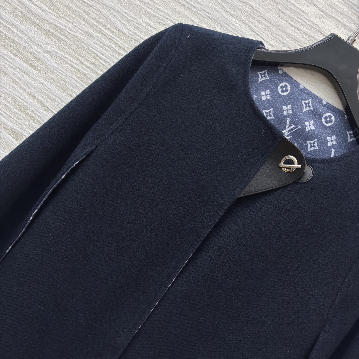 L家藏青斗篷 太戳贵气氛围感了！含羊毛 圆领简约廓形自带优雅滤镜 皮质搭扣和内衬老花细节暗戳戳显质感 秋