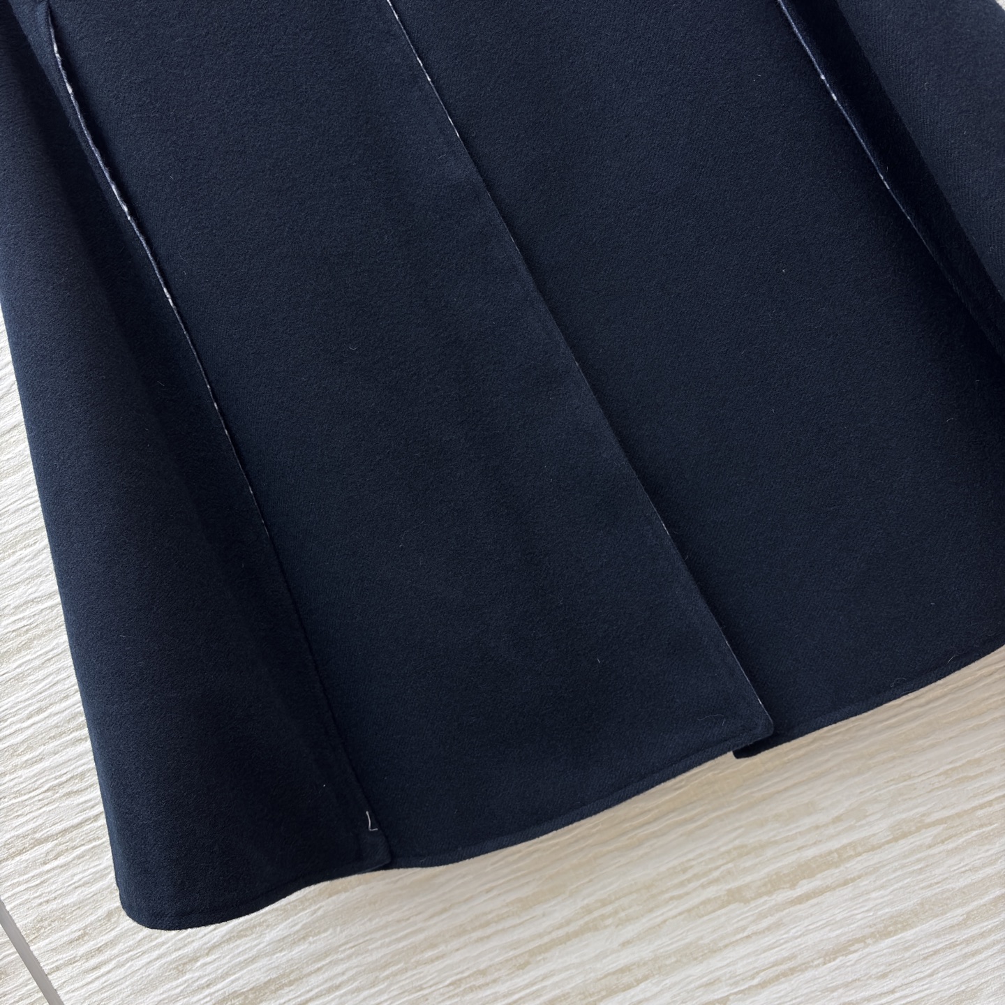 L家藏青斗篷 太戳贵气氛围感了！含羊毛 圆领简约廓形自带优雅滤镜 皮质搭扣和内衬老花细节暗戳戳显质感 秋