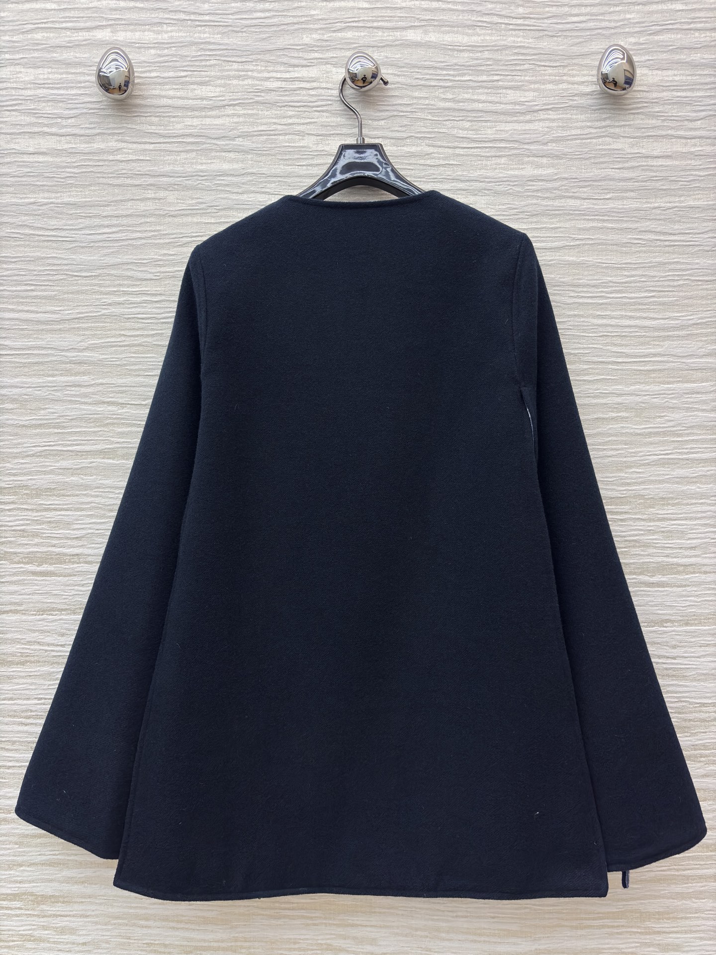 L家藏青斗篷 太戳贵气氛围感了！含羊毛 圆领简约廓形自带优雅滤镜 皮质搭扣和内衬老花细节暗戳戳显质感 秋