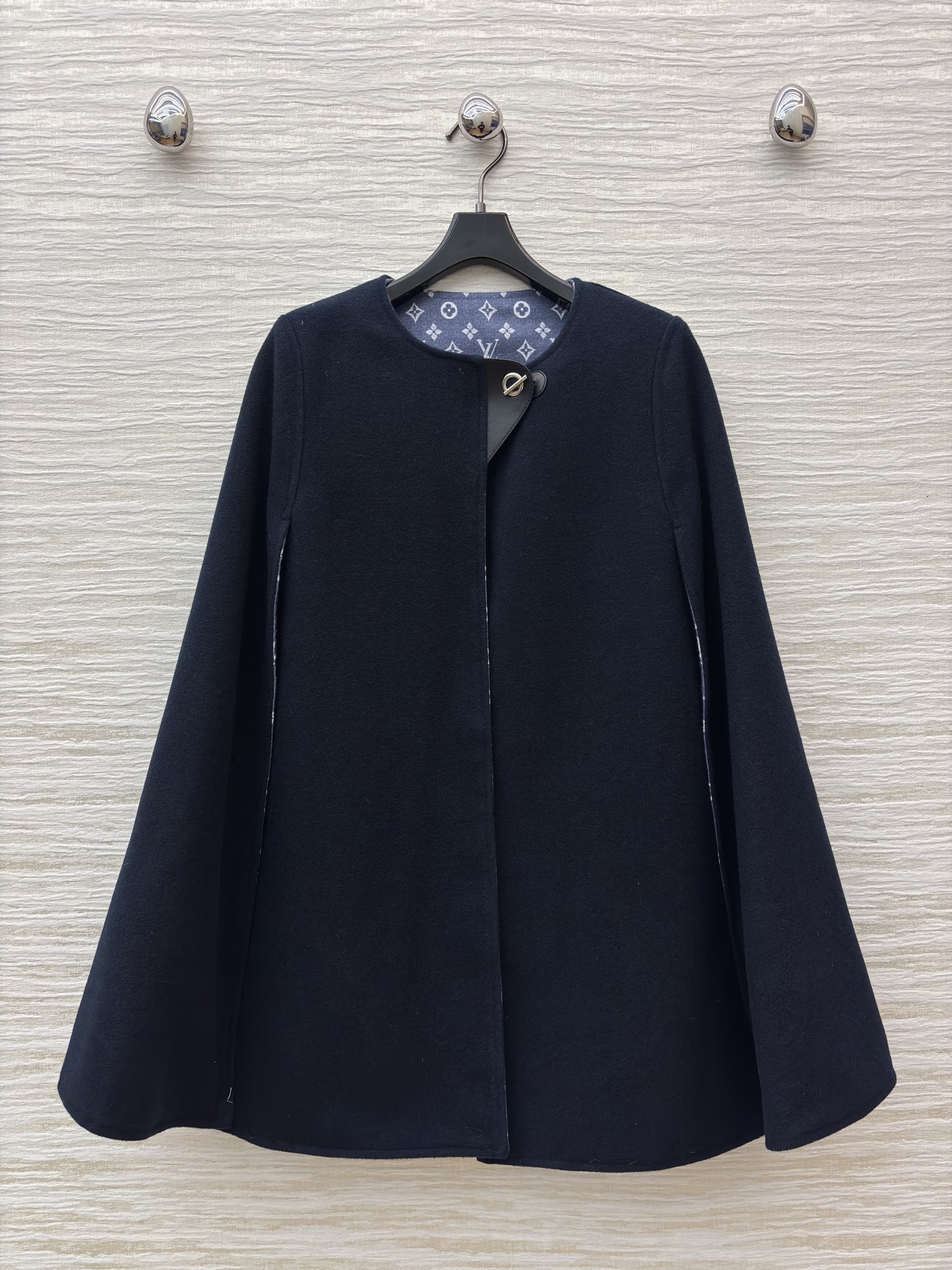 L家藏青斗篷 太戳贵气氛围感了！含羊毛 圆领简约廓形自带优雅滤镜 皮质搭扣和内衬老花细节暗戳戳显质感 秋