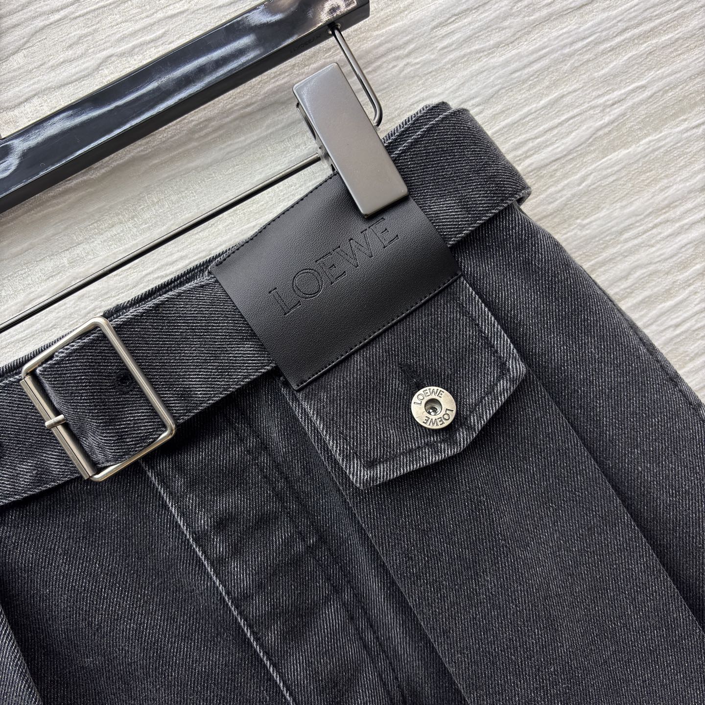 LW牛仔阔腿裤 做旧渐变灰调自带复古滤镜 高腰阔腿版型把藏肉显瘦 焊在身上 搭配T是随性慵懒 配短款上衣