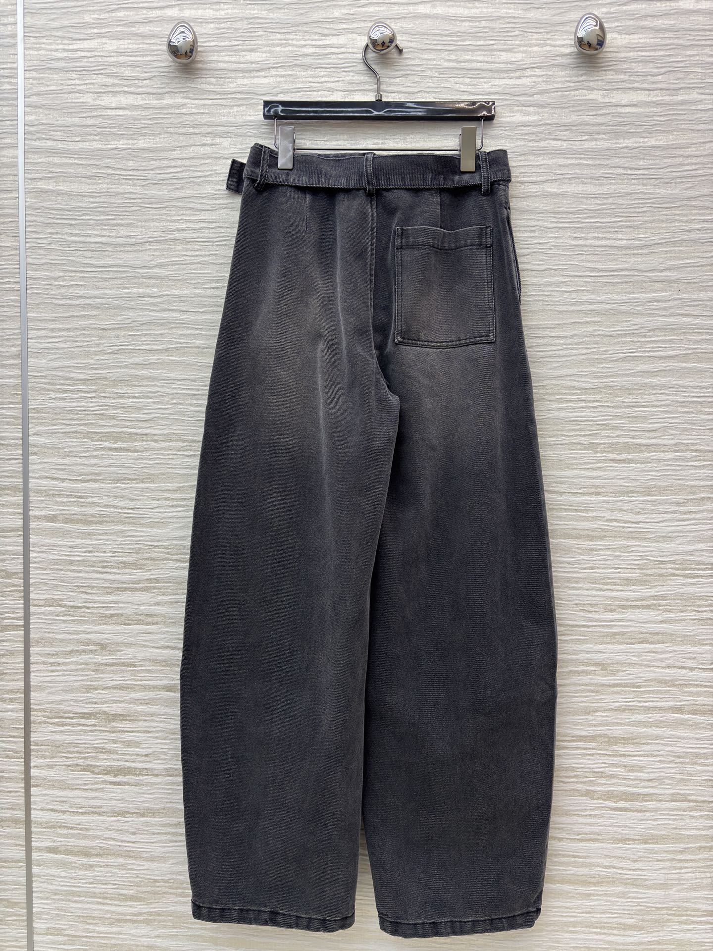 LW牛仔阔腿裤 做旧渐变灰调自带复古滤镜 高腰阔腿版型把藏肉显瘦 焊在身上 搭配T是随性慵懒 配短款上衣