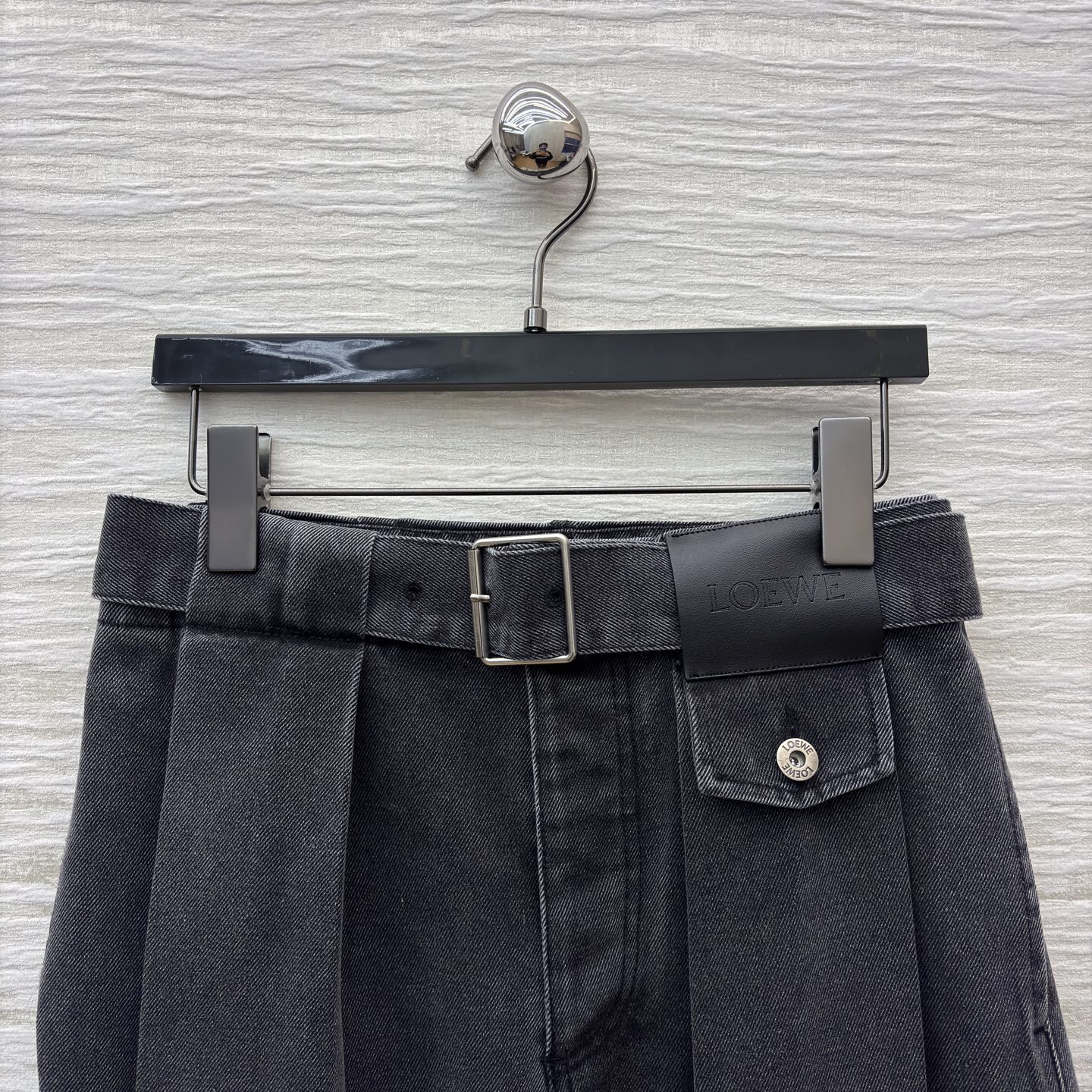 LW牛仔阔腿裤 做旧渐变灰调自带复古滤镜 高腰阔腿版型把藏肉显瘦 焊在身上 搭配T是随性慵懒 配短款上衣