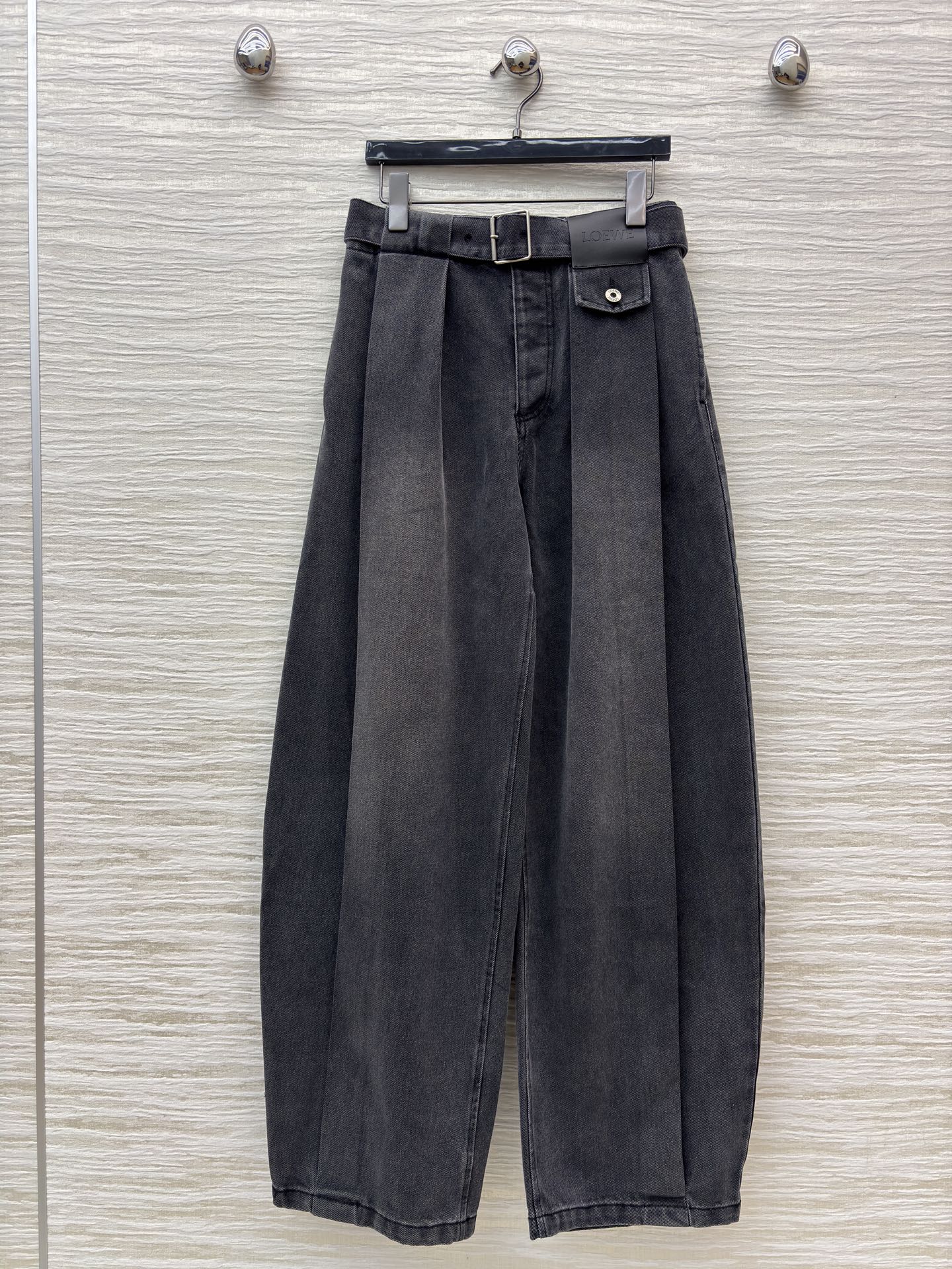 LW牛仔阔腿裤 做旧渐变灰调自带复古滤镜 高腰阔腿版型把藏肉显瘦 焊在身上 搭配T是随性慵懒 配短款上衣