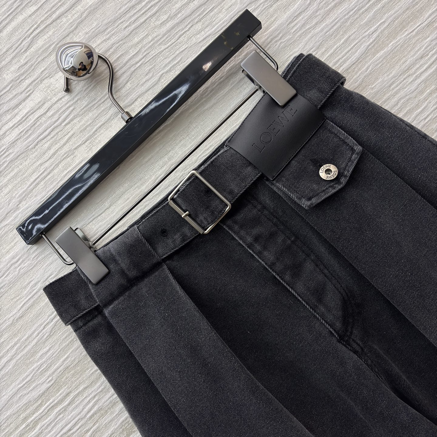 LW牛仔阔腿裤 做旧渐变灰调自带复古滤镜 高腰阔腿版型把藏肉显瘦 焊在身上 搭配T是随性慵懒 配短款上衣