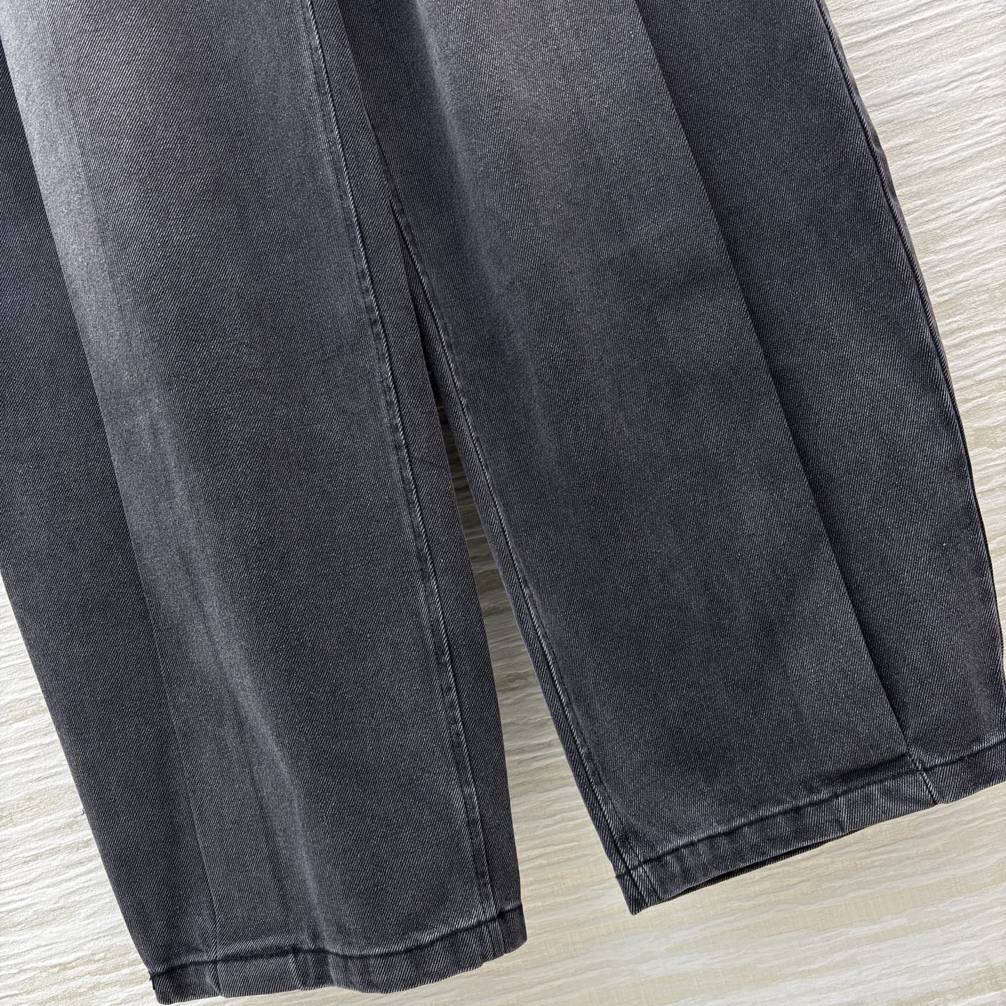 LW牛仔阔腿裤 做旧渐变灰调自带复古滤镜 高腰阔腿版型把藏肉显瘦 焊在身上 搭配T是随性慵懒 配短款上衣