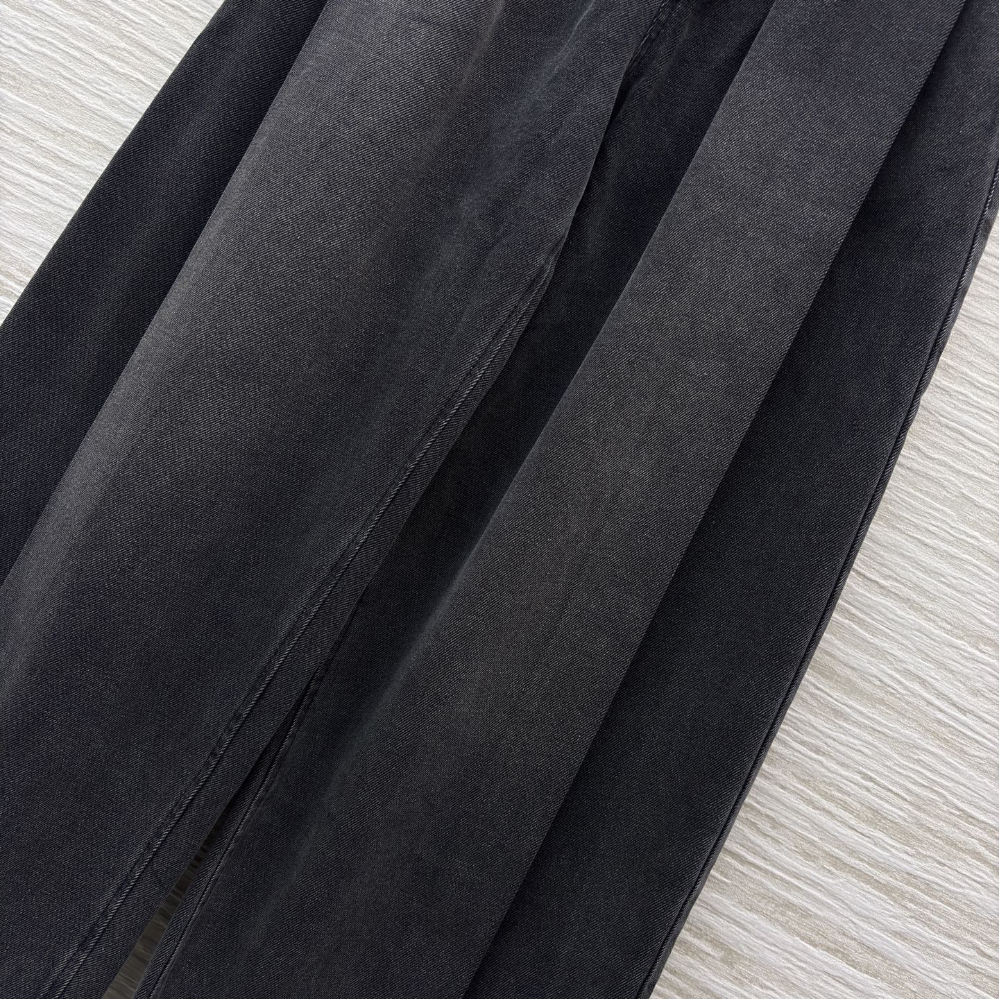 LW牛仔阔腿裤 做旧渐变灰调自带复古滤镜 高腰阔腿版型把藏肉显瘦 焊在身上 搭配T是随性慵懒 配短款上衣