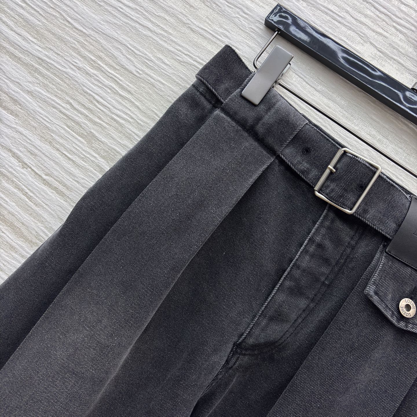 LW牛仔阔腿裤 做旧渐变灰调自带复古滤镜 高腰阔腿版型把藏肉显瘦 焊在身上 搭配T是随性慵懒 配短款上衣