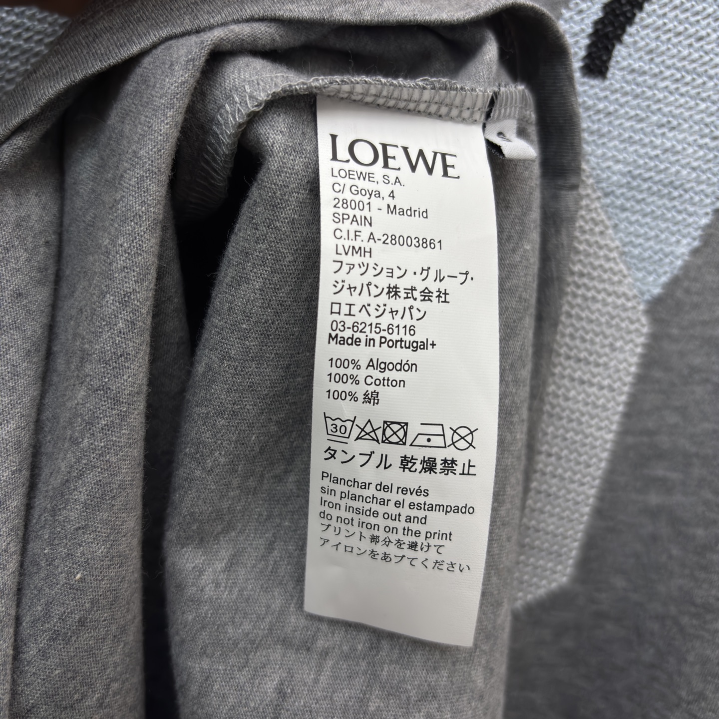 LW灰调T恤 基础版型适配各种身材 胸前的文字印花自带冷调时髦感 搭阔腿裤 随便一穿就是毫不费力的高级感