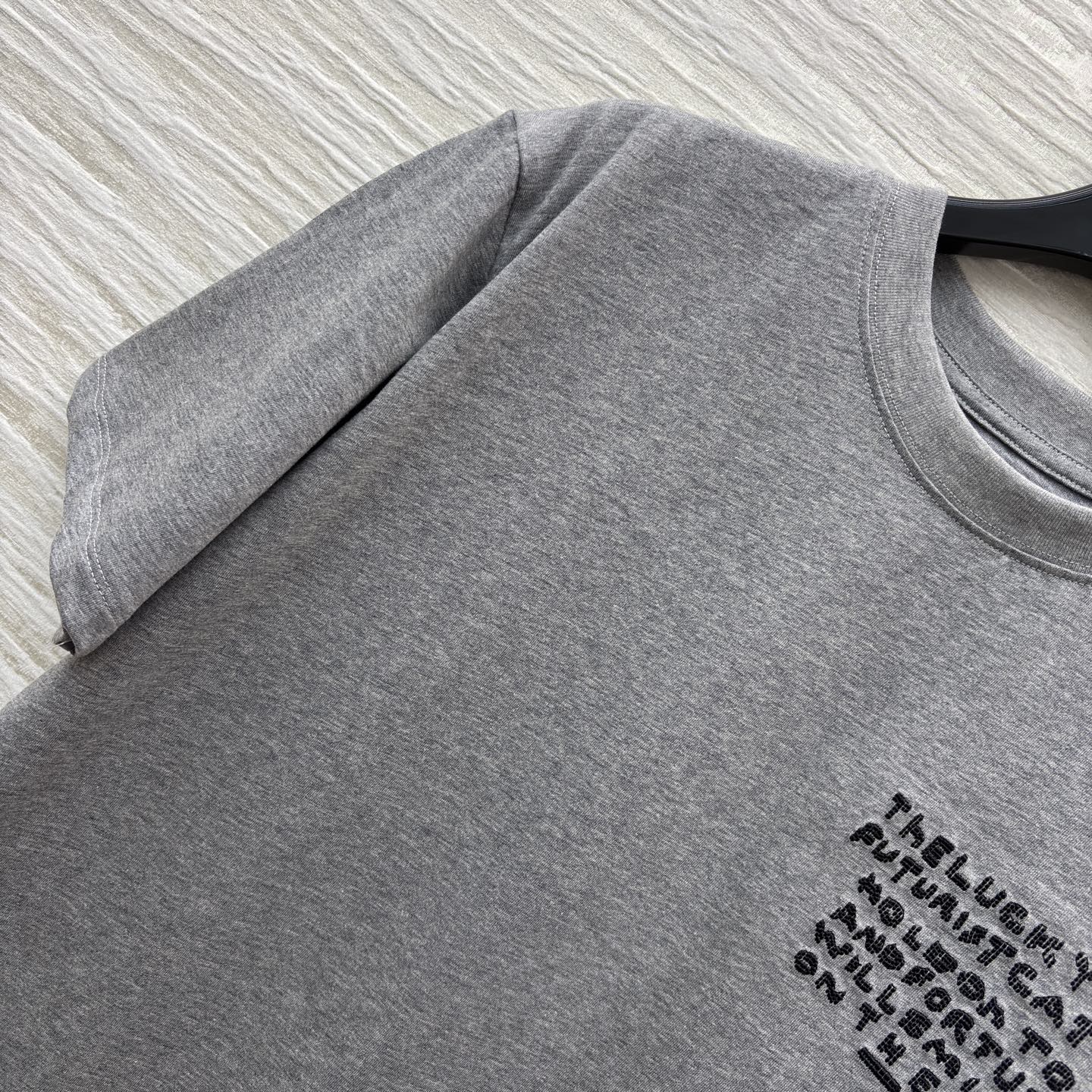 LW灰调T恤 基础版型适配各种身材 胸前的文字印花自带冷调时髦感 搭阔腿裤 随便一穿就是毫不费力的高级感