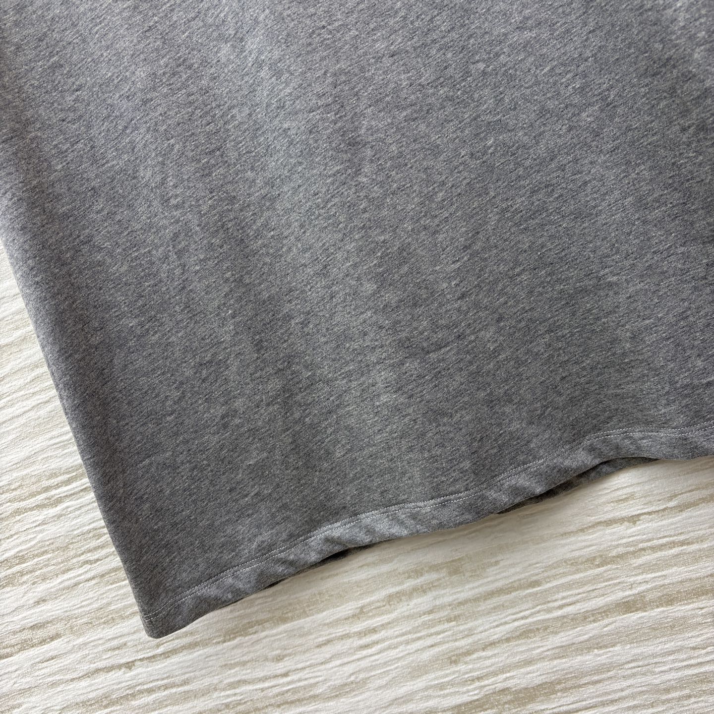 LW灰调T恤 基础版型适配各种身材 胸前的文字印花自带冷调时髦感 搭阔腿裤 随便一穿就是毫不费力的高级感