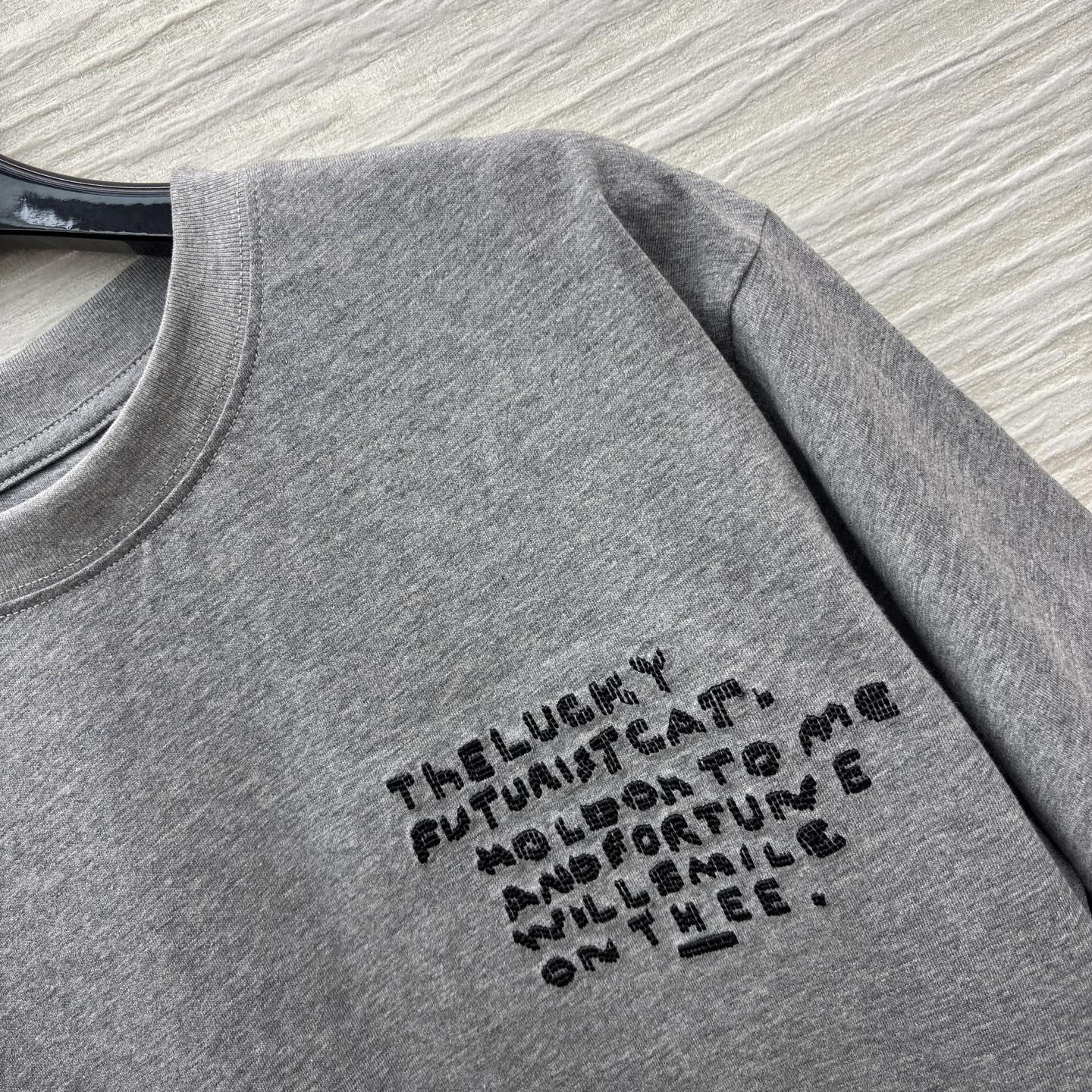 LW灰调T恤 基础版型适配各种身材 胸前的文字印花自带冷调时髦感 搭阔腿裤 随便一穿就是毫不费力的高级感