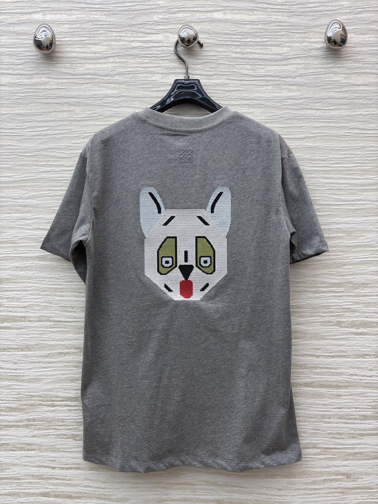 LW灰调T恤 基础版型适配各种身材 胸前的文字印花自带冷调时髦感 搭阔腿裤 随便一穿就是毫不费力的高级感