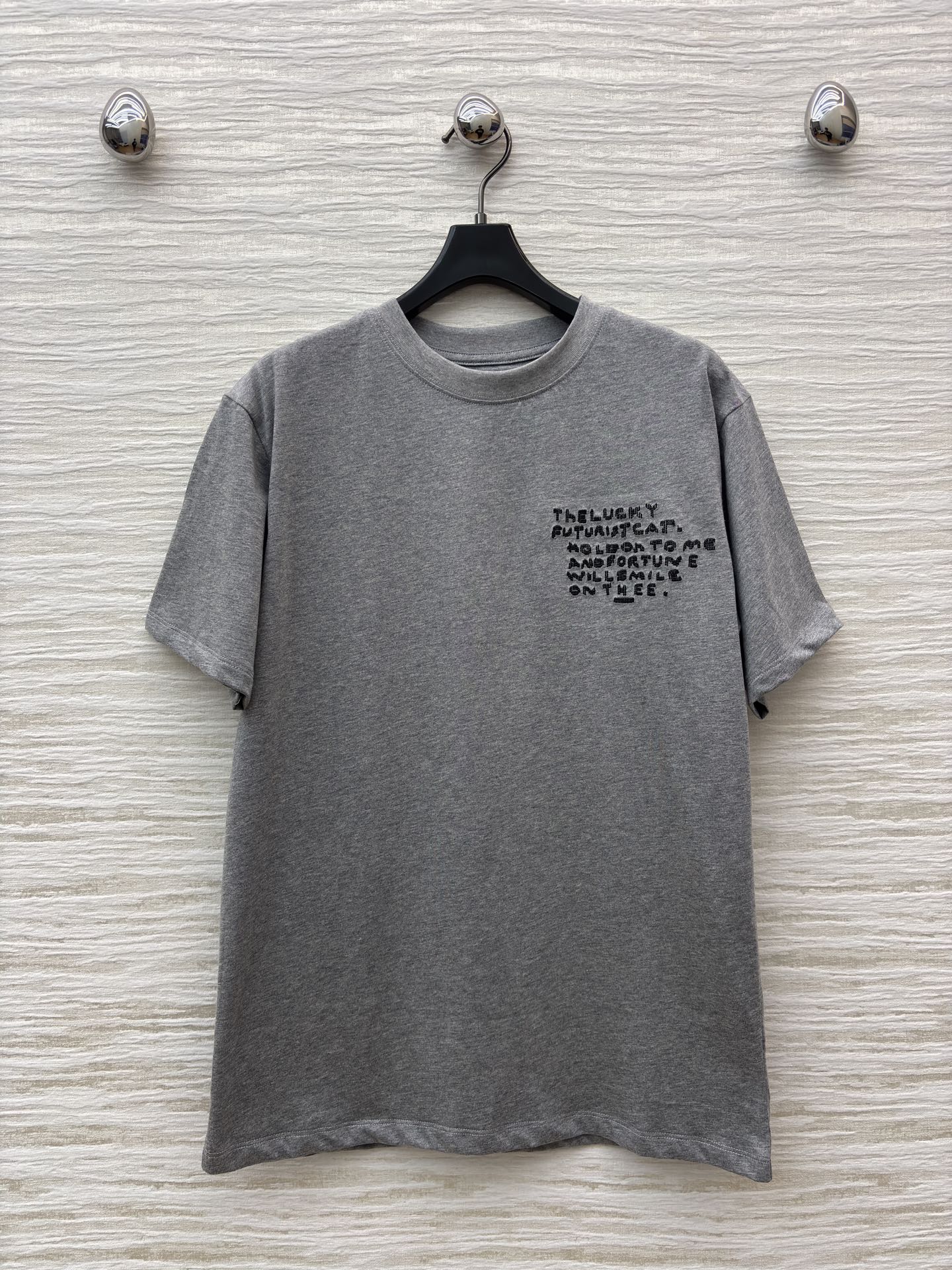 LW灰调T恤 基础版型适配各种身材 胸前的文字印花自带冷调时髦感 搭阔腿裤 随便一穿就是毫不费力的高级感