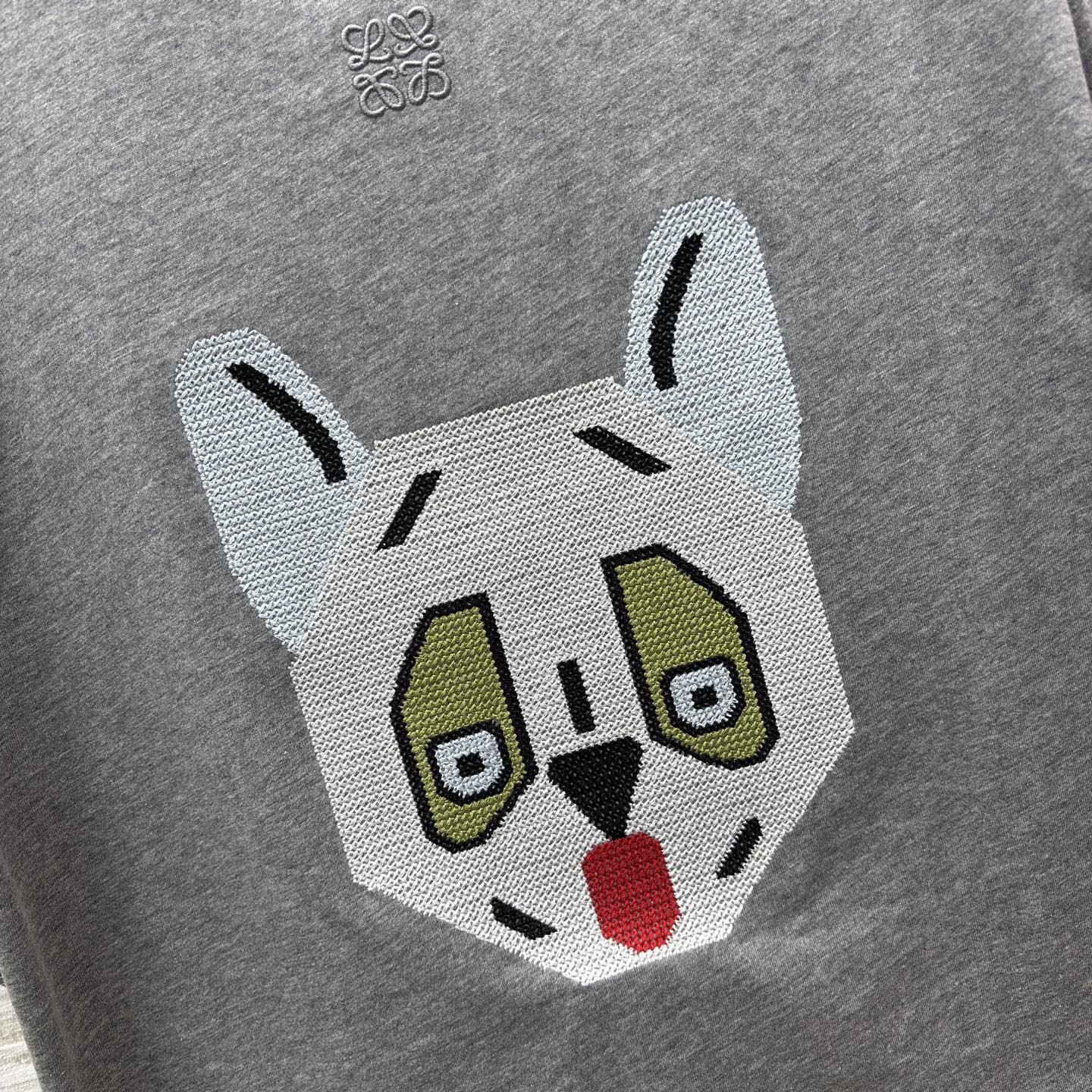 LW灰调T恤 基础版型适配各种身材 胸前的文字印花自带冷调时髦感 搭阔腿裤 随便一穿就是毫不费力的高级感