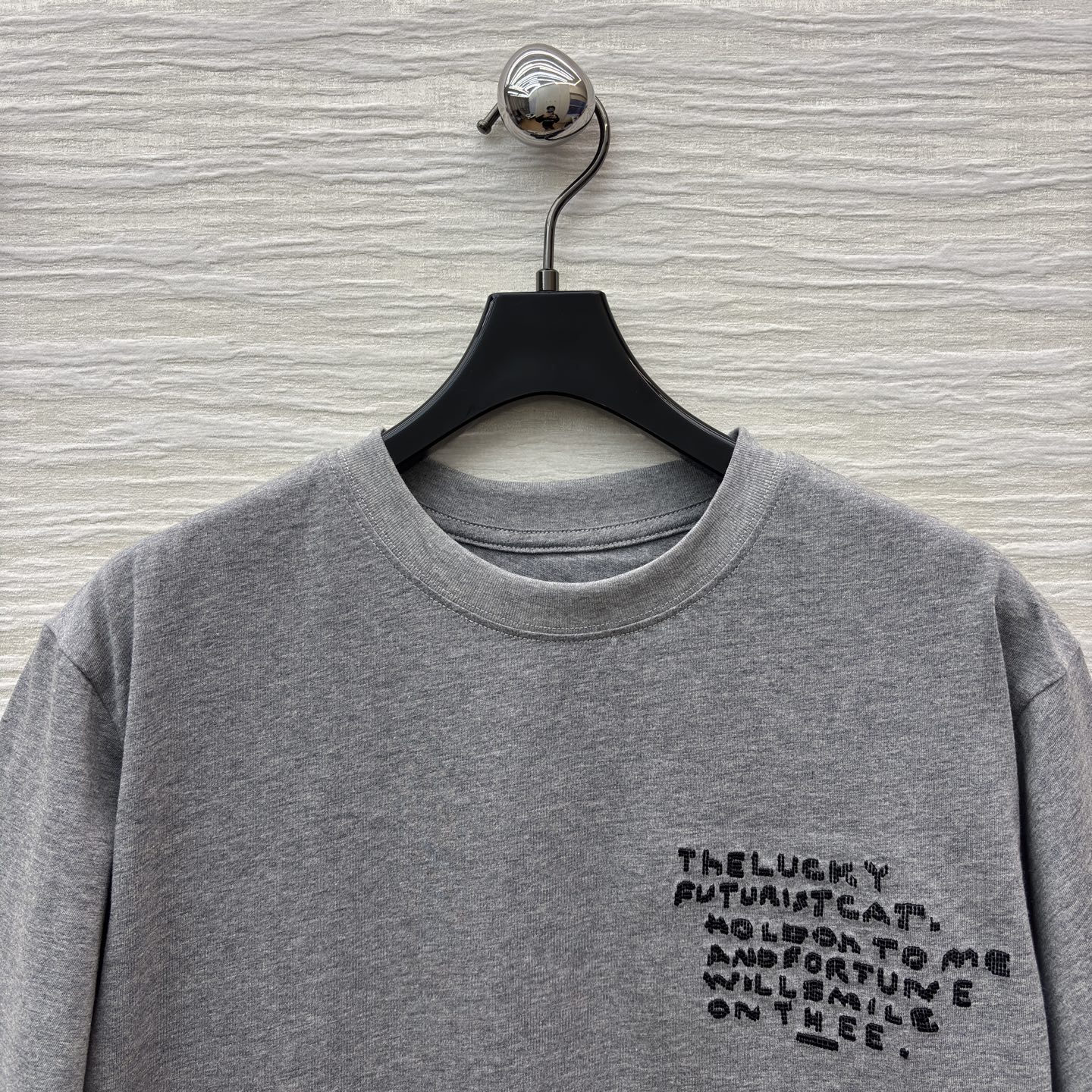 LW灰调T恤 基础版型适配各种身材 胸前的文字印花自带冷调时髦感 搭阔腿裤 随便一穿就是毫不费力的高级感