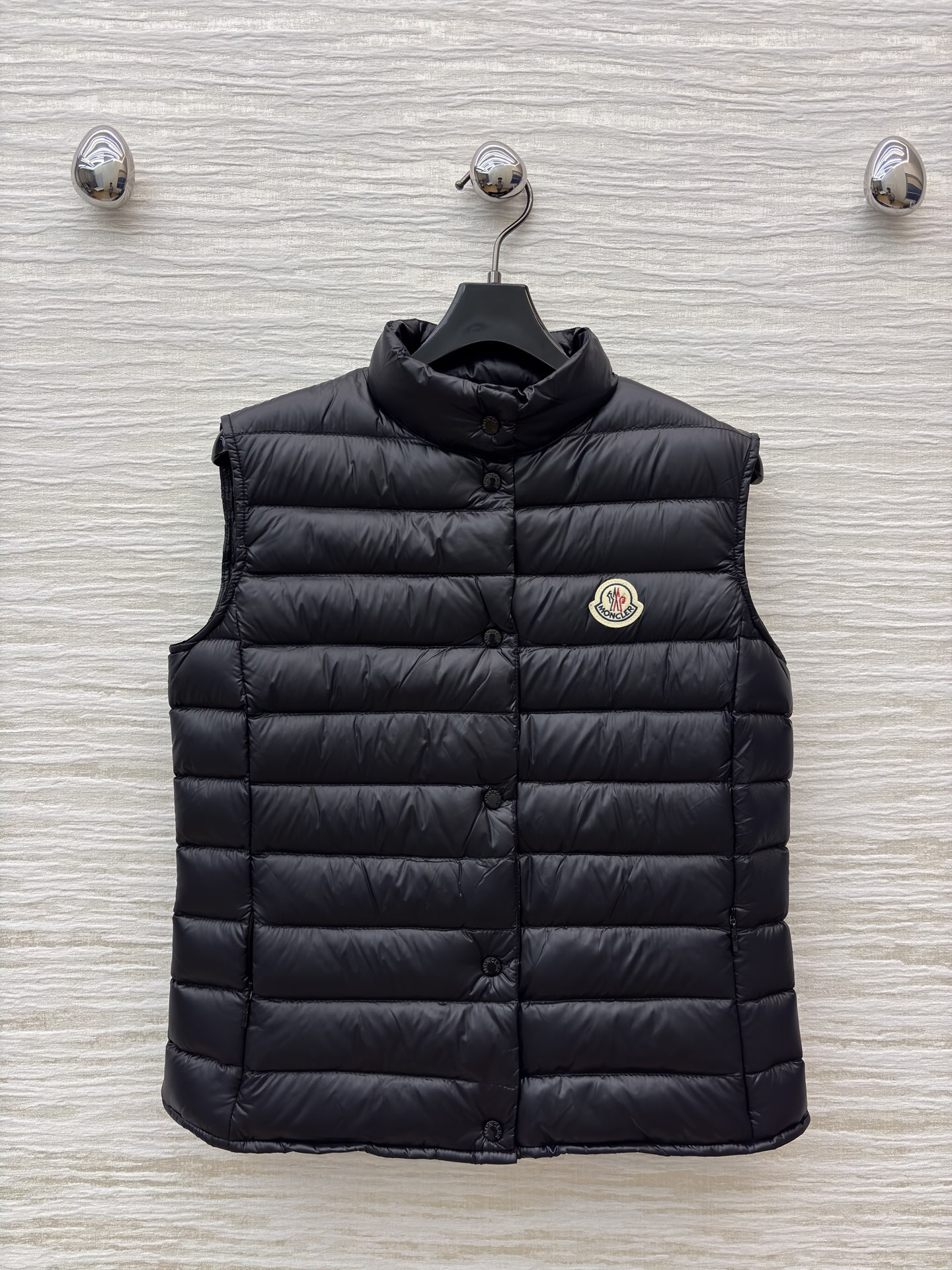 NO:638044,Mo's black down vest integrates the lightness and warmth of autumn and winter into her outfit. The quilted stand-up collar is neat and not bulky. The brand logo on the chest is low-key and recognizable. The short cut is just stuck on the waistline. It can also be layered when worn with a coat. It is a light and warm weapon that can be used for commuting or leisure. 12345,Moncler,down jacket,alexander wang19860909Mo黑色羽绒马甲 把秋冬的轻盈保暖焊在了穿搭里 立领绗缝版型利落不臃肿 胸口的品牌徽标是低调的辨识度 短款剪裁刚好卡在腰线 外搭大衣也能叠出层次感 是通勤 休闲都能拿捏的轻暖利器 12345,蒙口-服装,Moncler,down jacket,alexander wang,Women's clothing