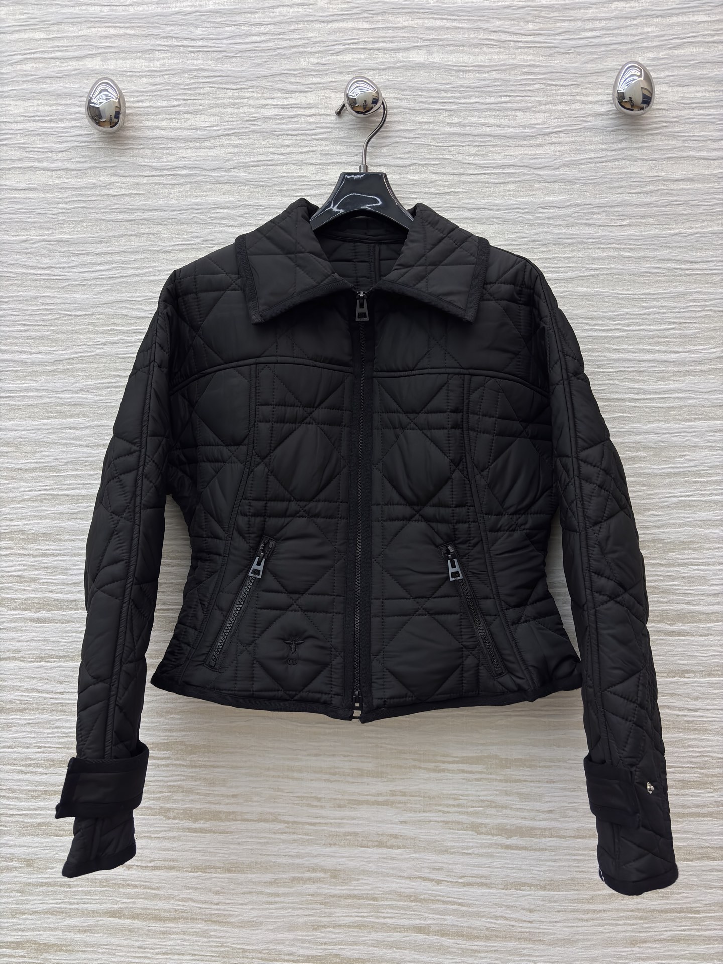 NO:638041,D's lapel rhombus quilted jacket has the texture of autumn and winter welded into the body. The large lapel has a relaxed atmosphere. The details of the zipper and cuffs add a sense of neatness. The short silhouette just sticks to the waistline. Whether worn with trousers or skirts, it is the first choice for 'low-key and elegant' commuting warmth. SMLXL, Dior-clothing, dior, dior, skirts, jackets & coats, alexander wang19860909D家翻领菱格绗缝夹克 把秋冬的质感焊在了衣身 大翻领自带松弛气场 拉链与袖口的细节又添了利落感 短款廓形刚好卡在腰线 不管搭裤装还是裙装 都是“低调贵气”的通勤保暖首选 SMLXL,迪奥-服装,dior,dior,skirts,jackets & coats,alexander wang,Women's clothing