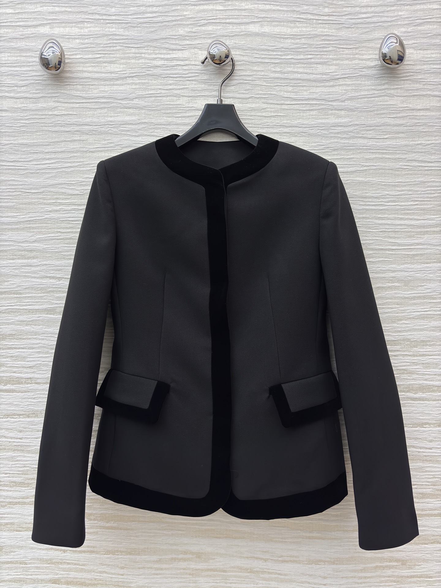 NO:638038,D's round-neck spliced blazer. The neat waist silhouette highlights the slender waistline. The velvet splicing at the neckline and pockets is like a soft mist texture wrapped in the cold black tone. Exquisite details are hidden in the low-key style. Whether it is worn with trousers of the same color for commuting or for fun with a skirt, it has its own 'relaxed and elegant' atmosphere. SMLXL, Dior-clothing, dior, dior, skirts, jackets & coats, business  suit,alexander wang19860909D家圆领拼接西装外套 利落的收腰廓形衬出纤细腰线 领口与口袋处的丝绒拼接 像给冷冽的黑调裹了层柔雾质感 低调里藏着精致细节 不管是搭同色系裤装走通勤风 还是配裙装玩下衣失踪 都自带“松弛又贵气”的氛围 SMLXL,迪奥-服装,dior,dior,skirts,jackets & coats,business suit,alexander wang,Women's clothing