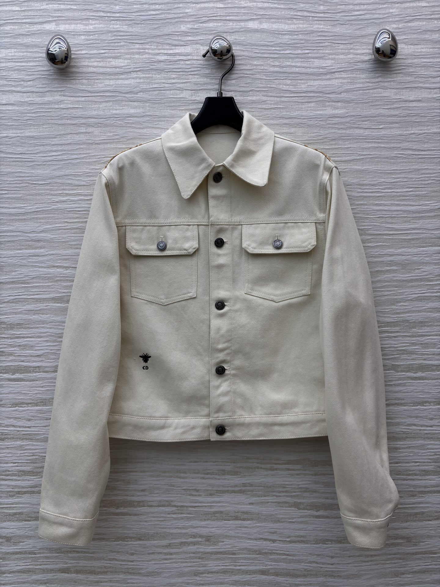 NO:638035,D's palace-style denim jacket directly welds the nobility to the body. The milky white base makes the gold pattern more exquisite. The back is full of baroque carvings, which looks like a rococo palace. The metal buckles and brand leather labels in the details add a neat texture. It is easy to achieve a dressing tone that coexists elegance and coolness~ SMLXL, Dior-clothing, dior, dior, jackets & coats, alexander wang19860909D家宫廷风牛仔外套 直接把贵气焊在衣身 奶白基底衬得金纹更显精致 后背满幅巴洛克雕花像把洛可可宫殿穿在身上 细节处的金属扣和品牌皮标又添了份利落质感 轻松拿捏优雅与酷飒并存的穿搭腔调~ SMLXL,迪奥-服装,dior,dior,jackets & coats,alexander wang,Women's clothing