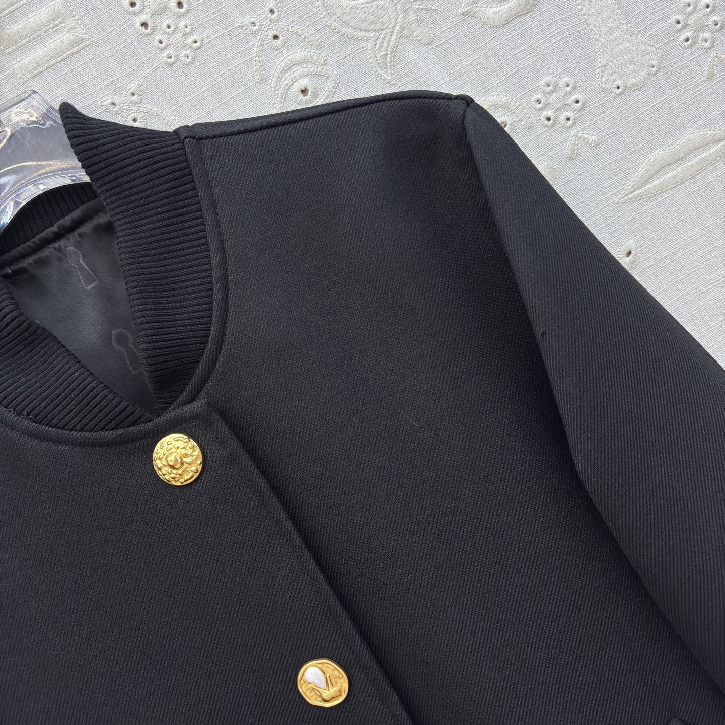 Sch26早春 异形扣复古风棒球夹克搭配异形金色纽扣 复古又精致 利落版型 日常搭配超有格调 不管是搭牛