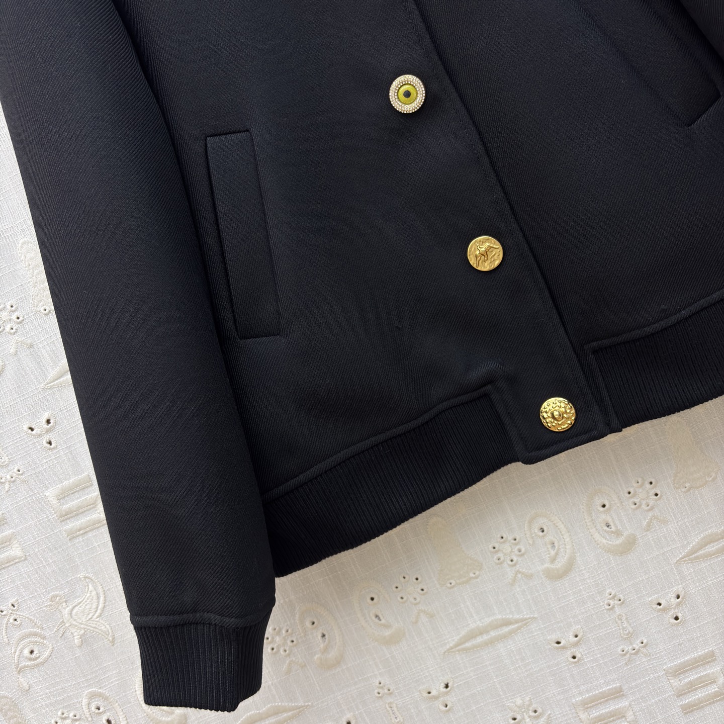 Sch26早春 异形扣复古风棒球夹克搭配异形金色纽扣 复古又精致 利落版型 日常搭配超有格调 不管是搭牛