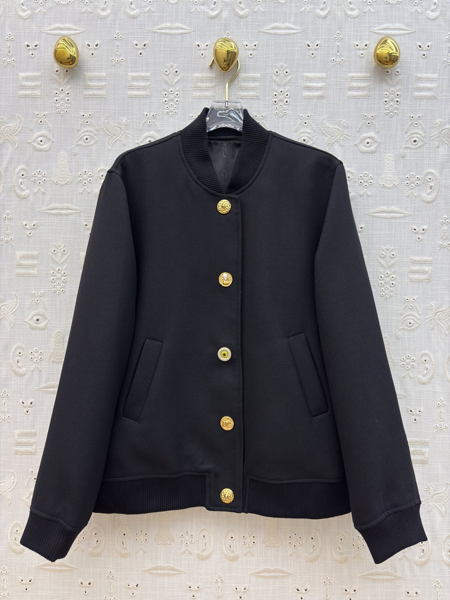 Sch26早春 异形扣复古风棒球夹克搭配异形金色纽扣 复古又精致 利落版型 日常搭配超有格调 不管是搭牛