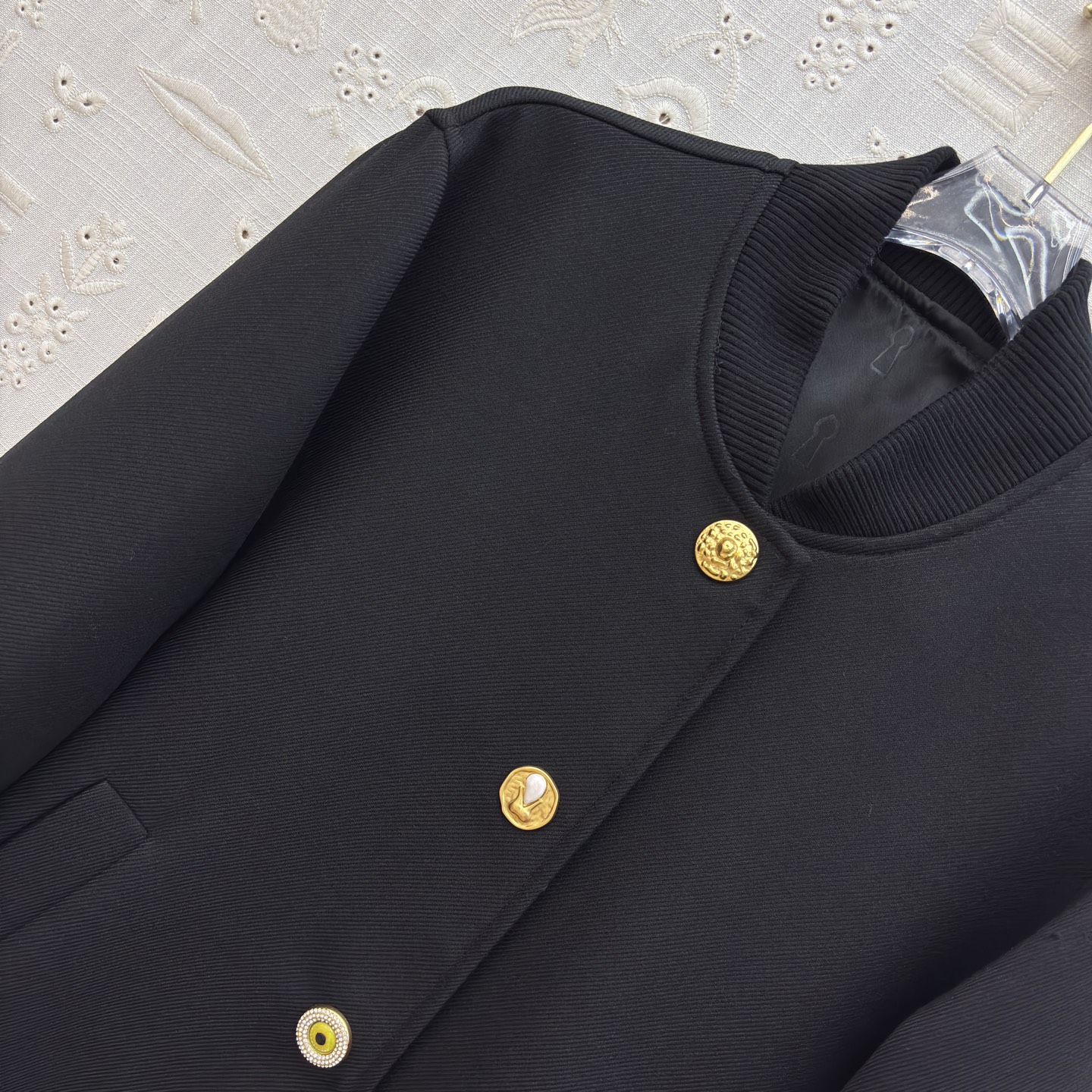 Sch26早春 异形扣复古风棒球夹克搭配异形金色纽扣 复古又精致 利落版型 日常搭配超有格调 不管是搭牛