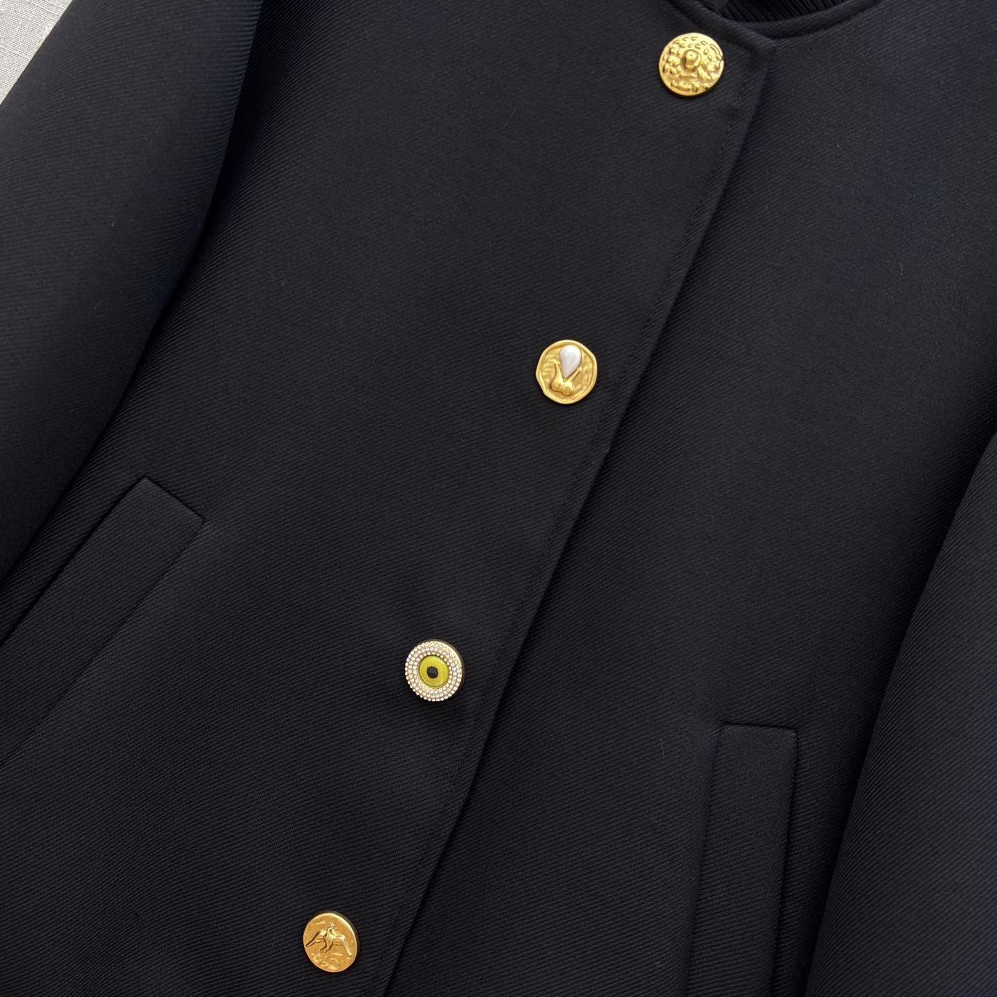 Sch26早春 异形扣复古风棒球夹克搭配异形金色纽扣 复古又精致 利落版型 日常搭配超有格调 不管是搭牛