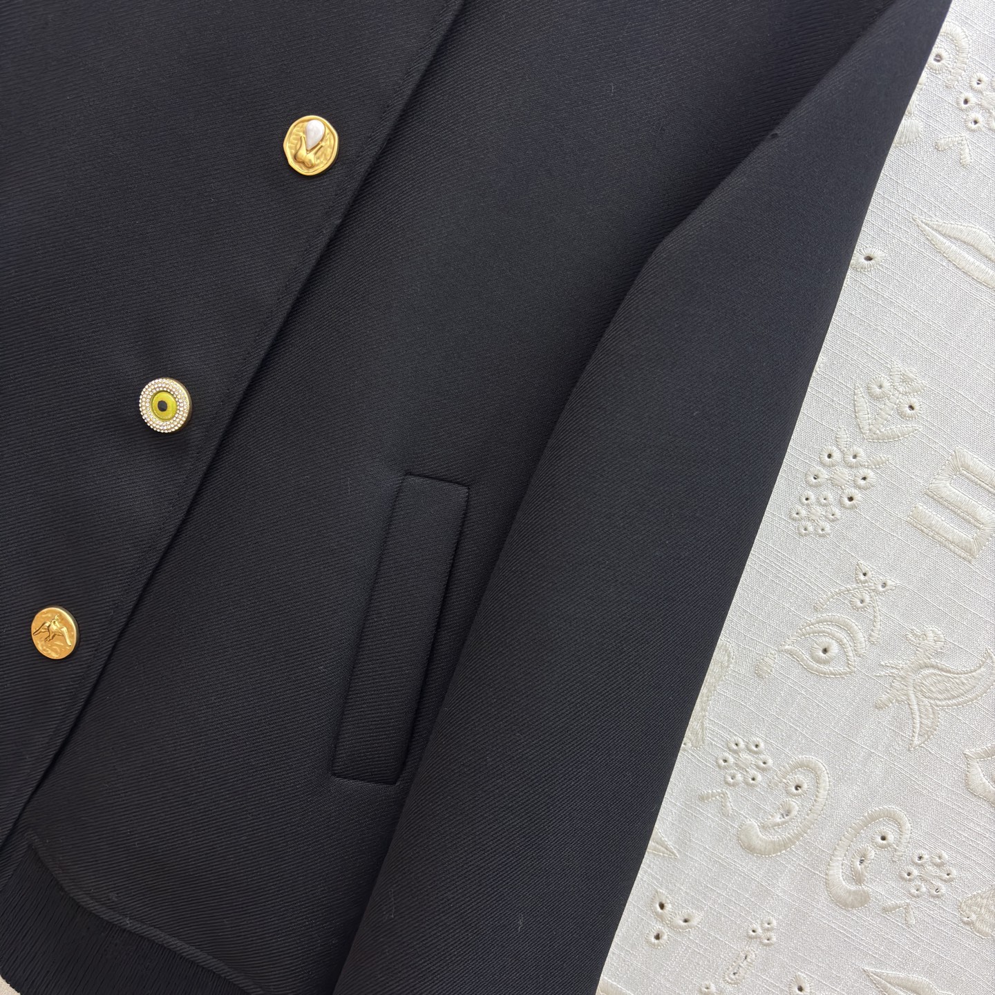 Sch26早春 异形扣复古风棒球夹克搭配异形金色纽扣 复古又精致 利落版型 日常搭配超有格调 不管是搭牛