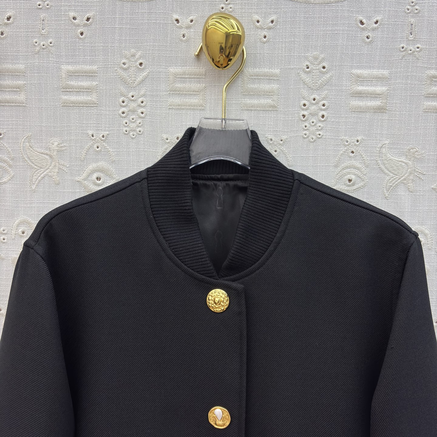 Sch26早春 异形扣复古风棒球夹克搭配异形金色纽扣 复古又精致 利落版型 日常搭配超有格调 不管是搭牛