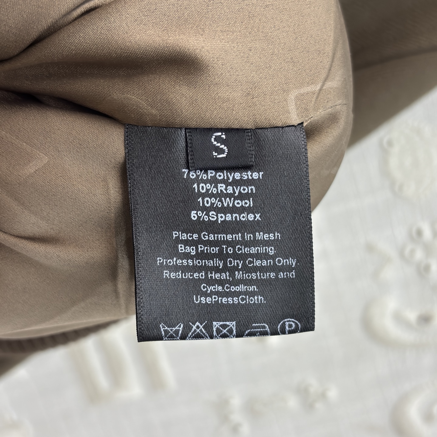 Sch26早春 异形扣复古风棒球夹克搭配异形金色纽扣 复古又精致 利落版型 日常搭配超有格调 不管是搭牛