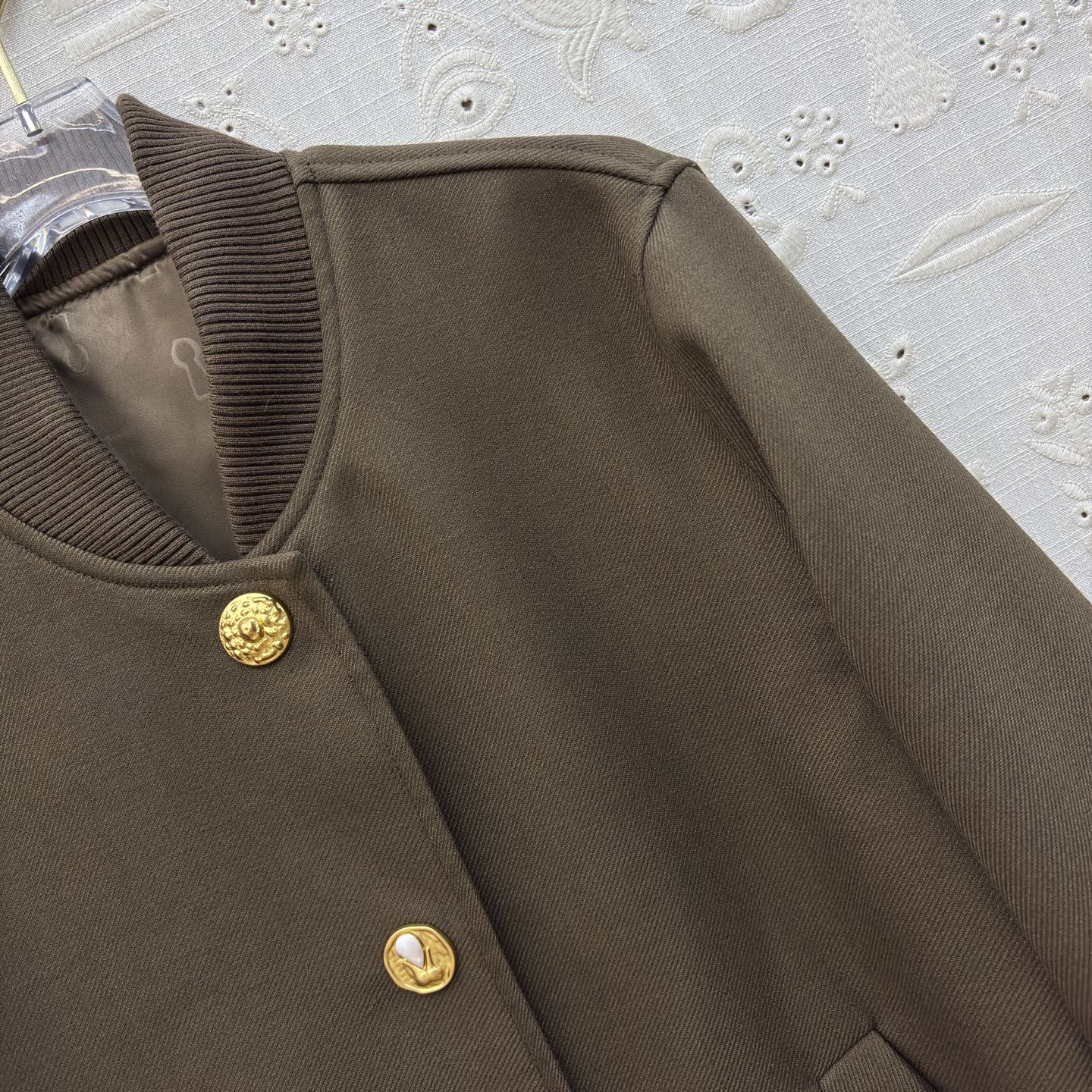 Sch26早春 异形扣复古风棒球夹克搭配异形金色纽扣 复古又精致 利落版型 日常搭配超有格调 不管是搭牛