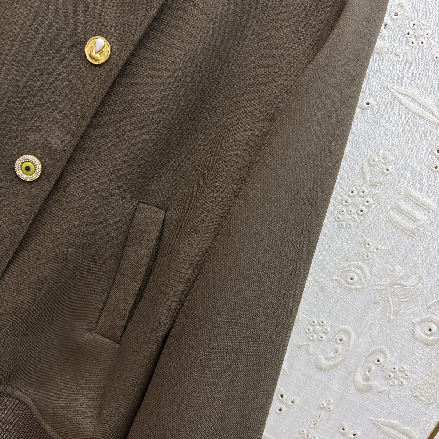 Sch26早春 异形扣复古风棒球夹克搭配异形金色纽扣 复古又精致 利落版型 日常搭配超有格调 不管是搭牛