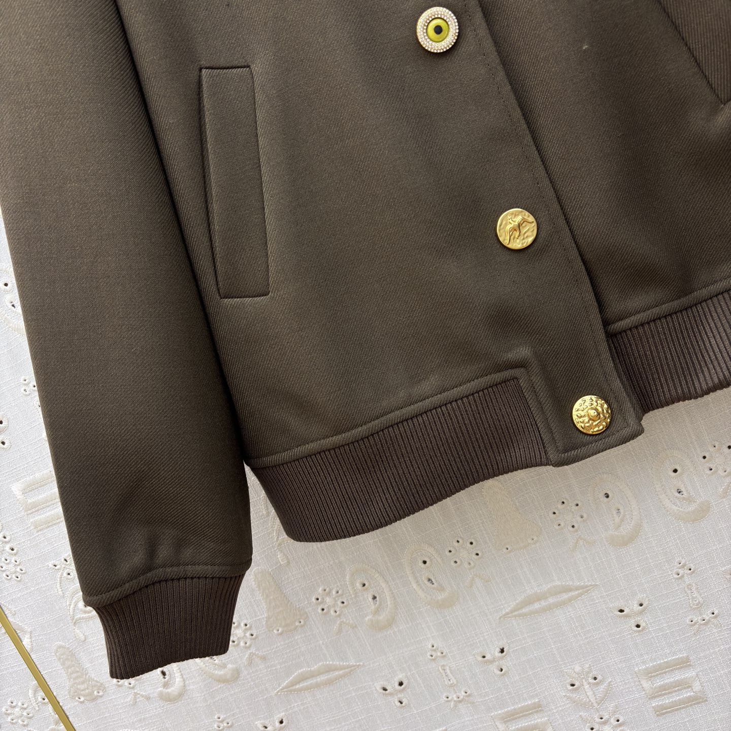 Sch26早春 异形扣复古风棒球夹克搭配异形金色纽扣 复古又精致 利落版型 日常搭配超有格调 不管是搭牛