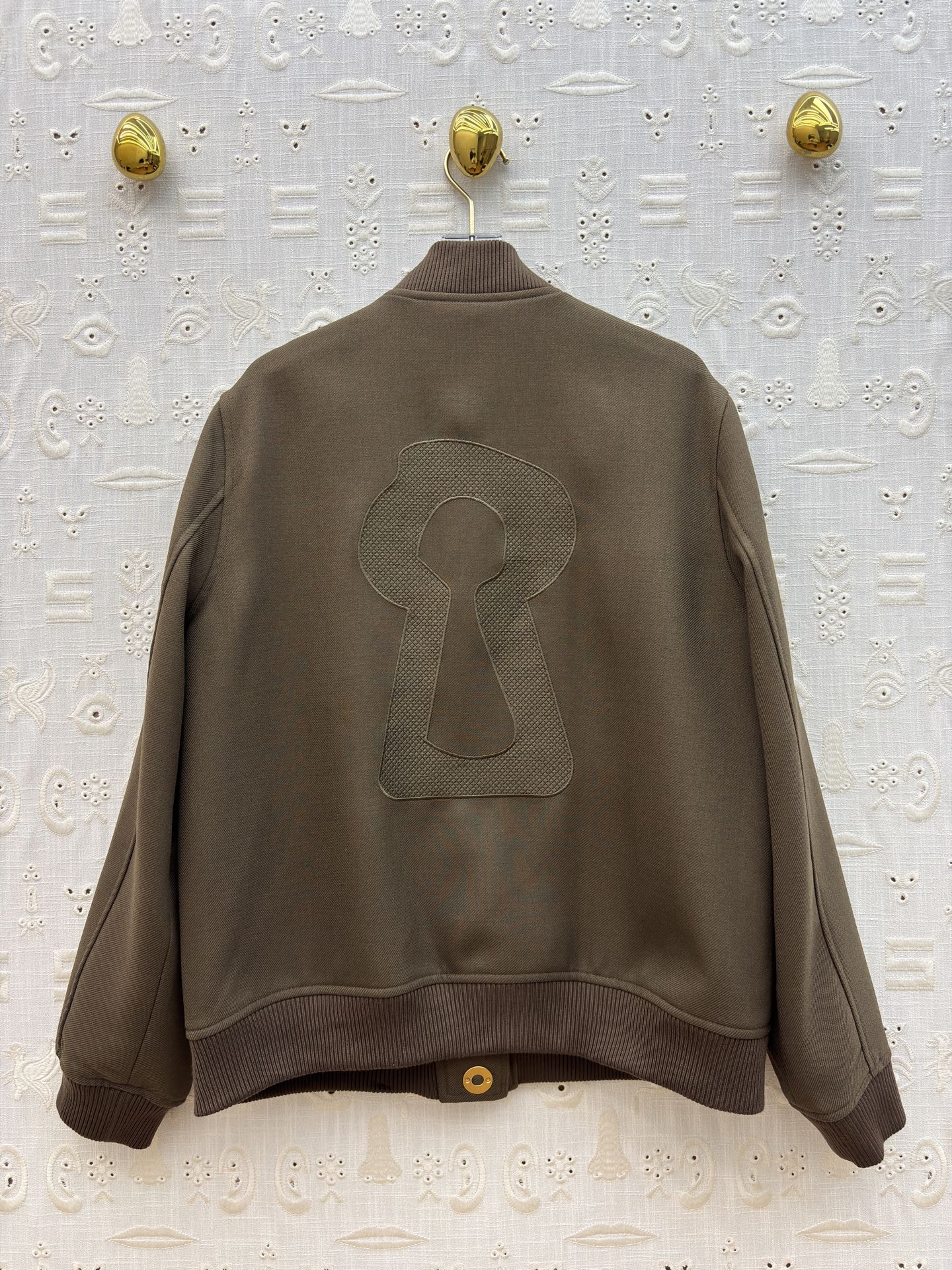 Sch26早春 异形扣复古风棒球夹克搭配异形金色纽扣 复古又精致 利落版型 日常搭配超有格调 不管是搭牛