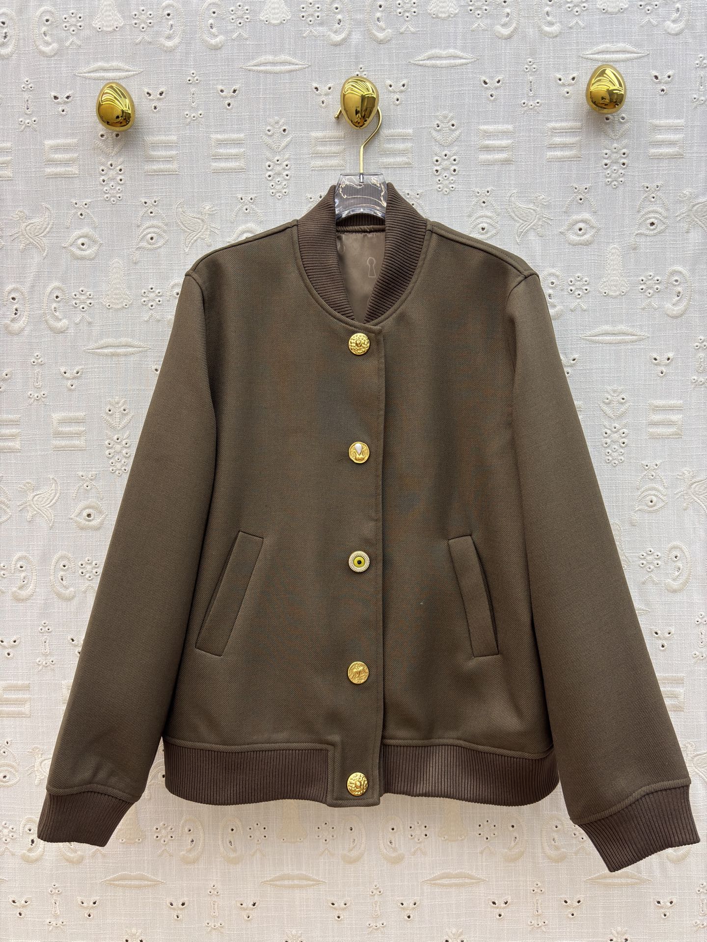 Sch26早春 异形扣复古风棒球夹克搭配异形金色纽扣 复古又精致 利落版型 日常搭配超有格调 不管是搭牛