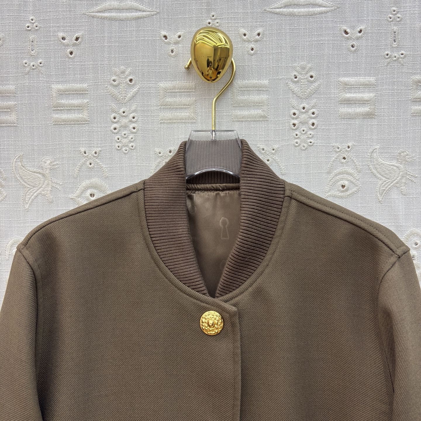 Sch26早春 异形扣复古风棒球夹克搭配异形金色纽扣 复古又精致 利落版型 日常搭配超有格调 不管是搭牛